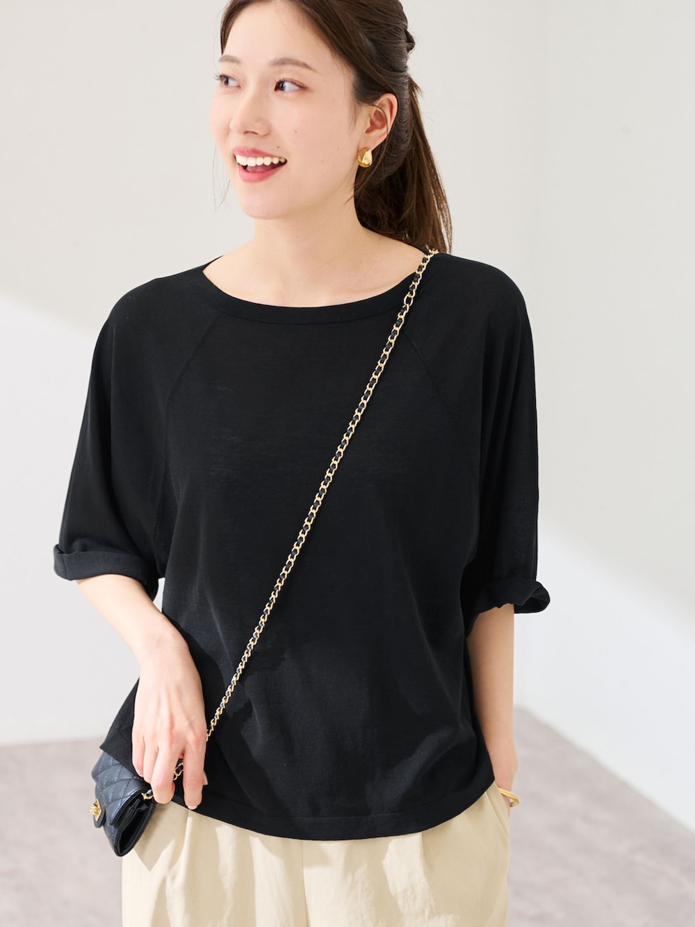 ベージュ系のその他パンツ、ブラック系のニット/セーターを着用したレディースの春コーディネートの4枚目の写真