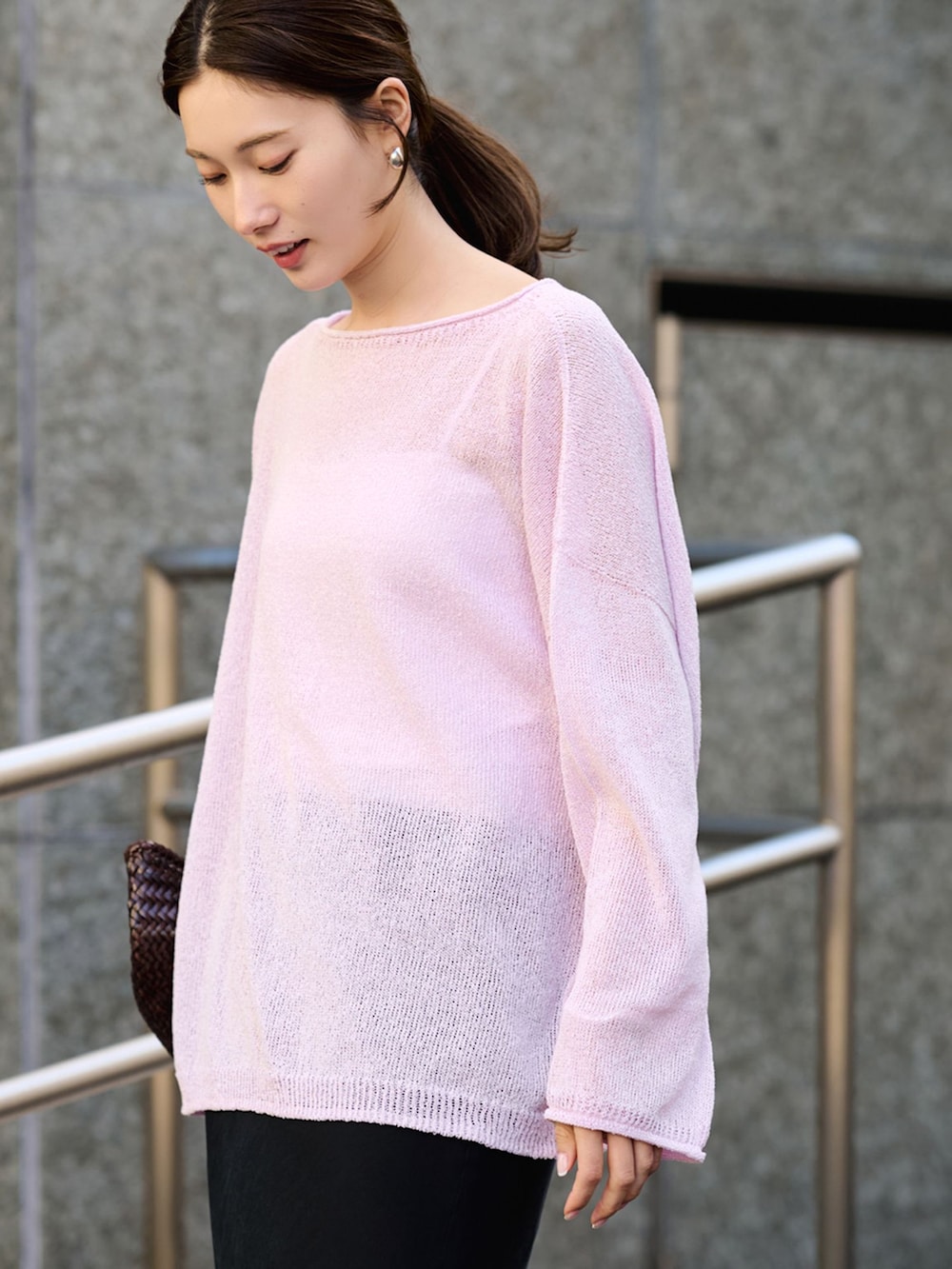 ブラック系のスカート、ピンク系のニット/セーターを着用したレディースの冬コーディネートの4枚目の写真