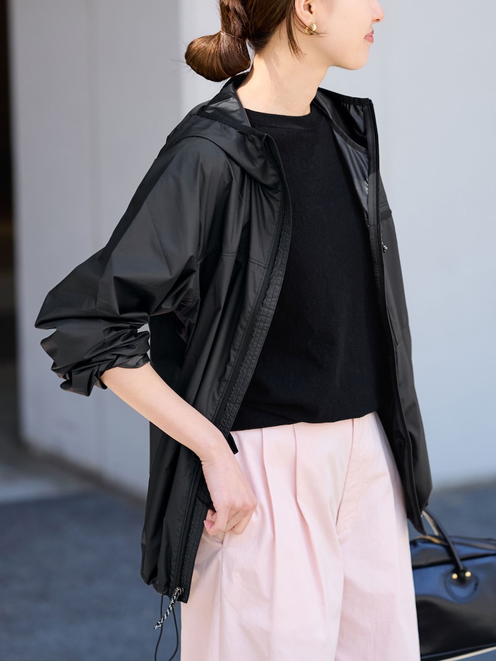 レッド系のその他パンツ、ブラック系のその他シューズを着用したレディースの春コーディネートの6枚目の写真