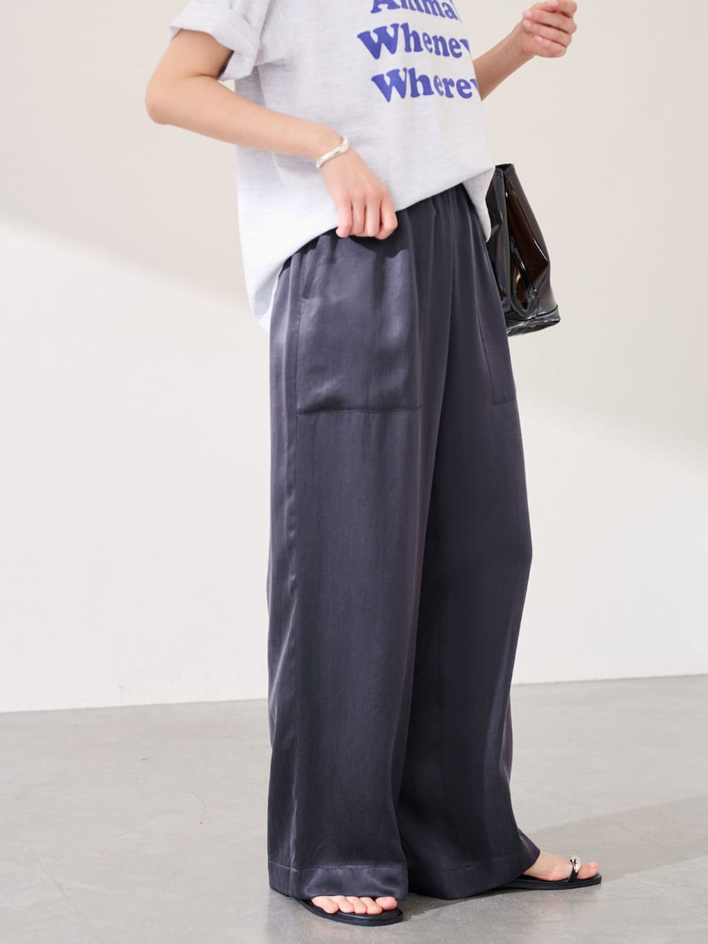 グレー系のその他パンツ、グレー系のTシャツ/カットソーを着用したレディースの春コーディネートの6枚目の写真