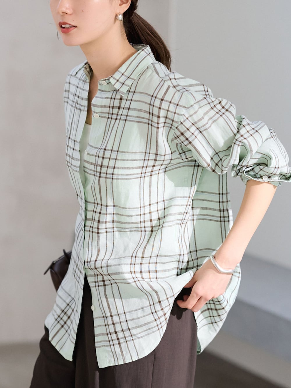 ブラウン系のその他パンツ、グリーン系のシャツ/ブラウスを着用したレディースの冬コーディネートの4枚目の写真