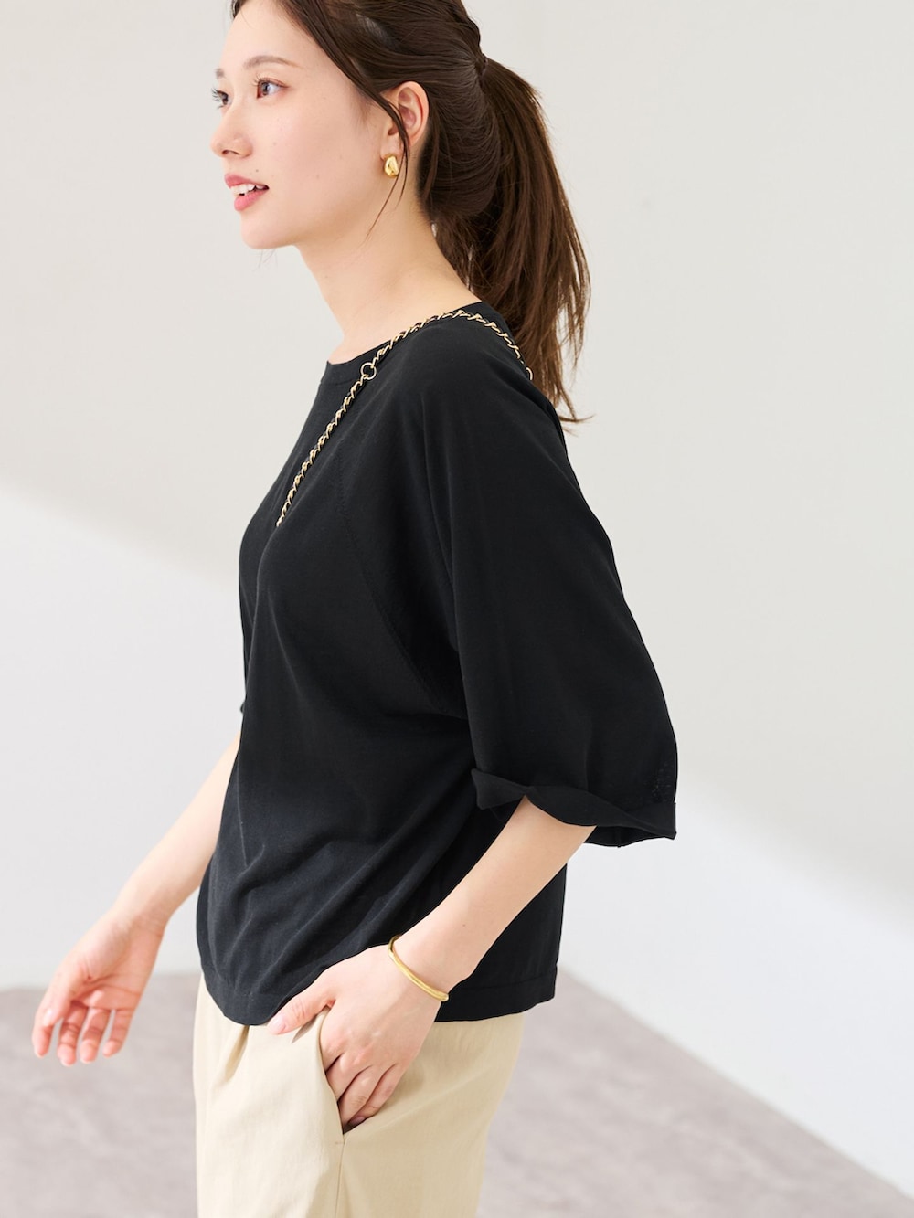 ベージュ系のその他パンツ、ブラック系のニット/セーターを着用したレディースの春コーディネートの5枚目の写真