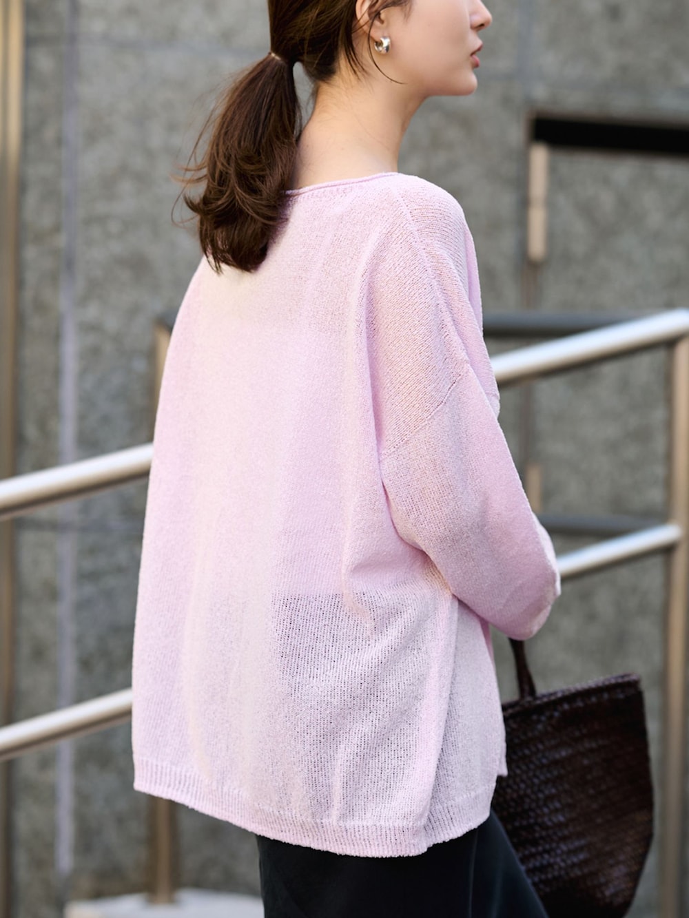 ブラック系のスカート、ピンク系のニット/セーターを着用したレディースの冬コーディネートの5枚目の写真