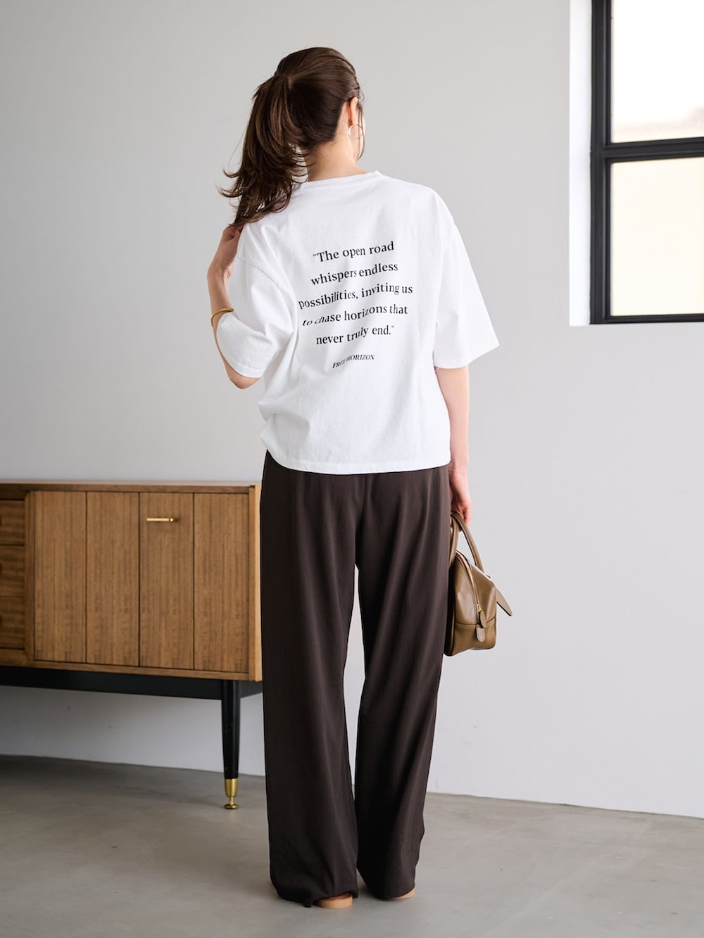 ブラウン系のその他パンツ、ホワイト系のTシャツ/カットソーを着用したレディースの春コーディネートの2枚目の写真