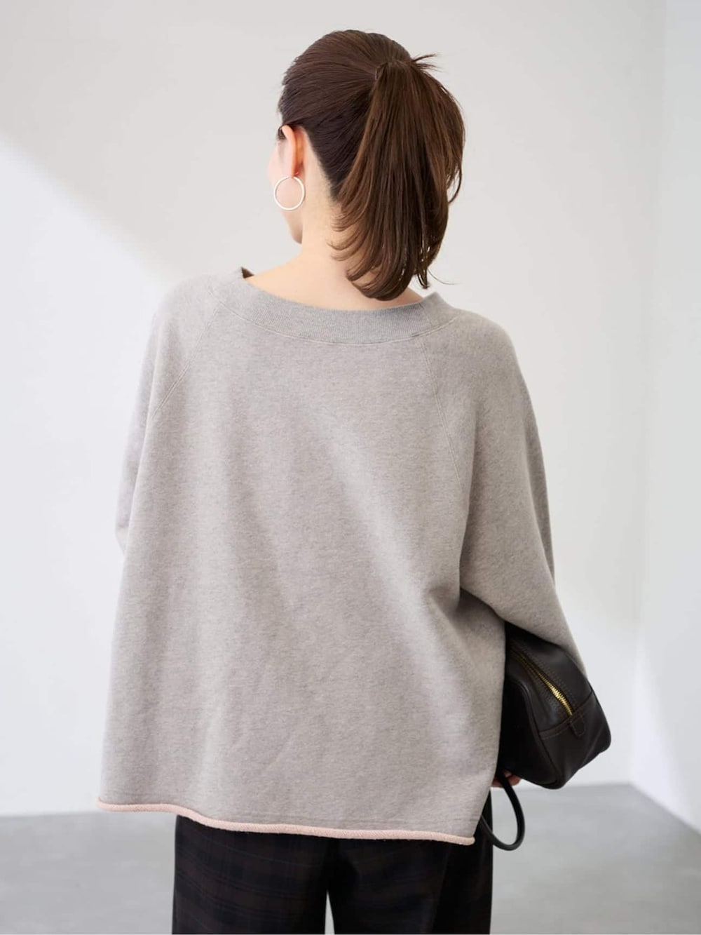 ブラウン系のその他パンツ、グレー系のスウェット、ブラック系のボストンバッグを着用したレディースの冬コーディネートの6枚目の写真