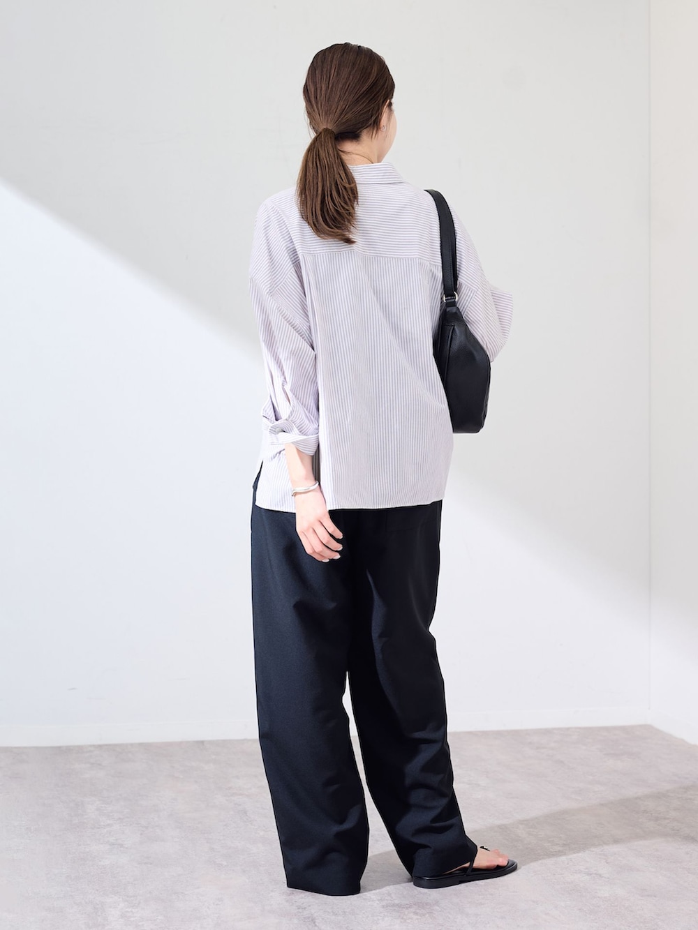 ブラック系のその他パンツ、パープル系のシャツ/ブラウス、ブラック系のショルダーバッグを着用したレディースの夏コーディネートの2枚目の写真