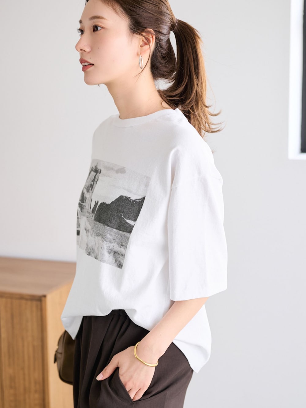 ブラウン系のその他パンツ、ホワイト系のTシャツ/カットソーを着用したレディースの春コーディネートの6枚目の写真