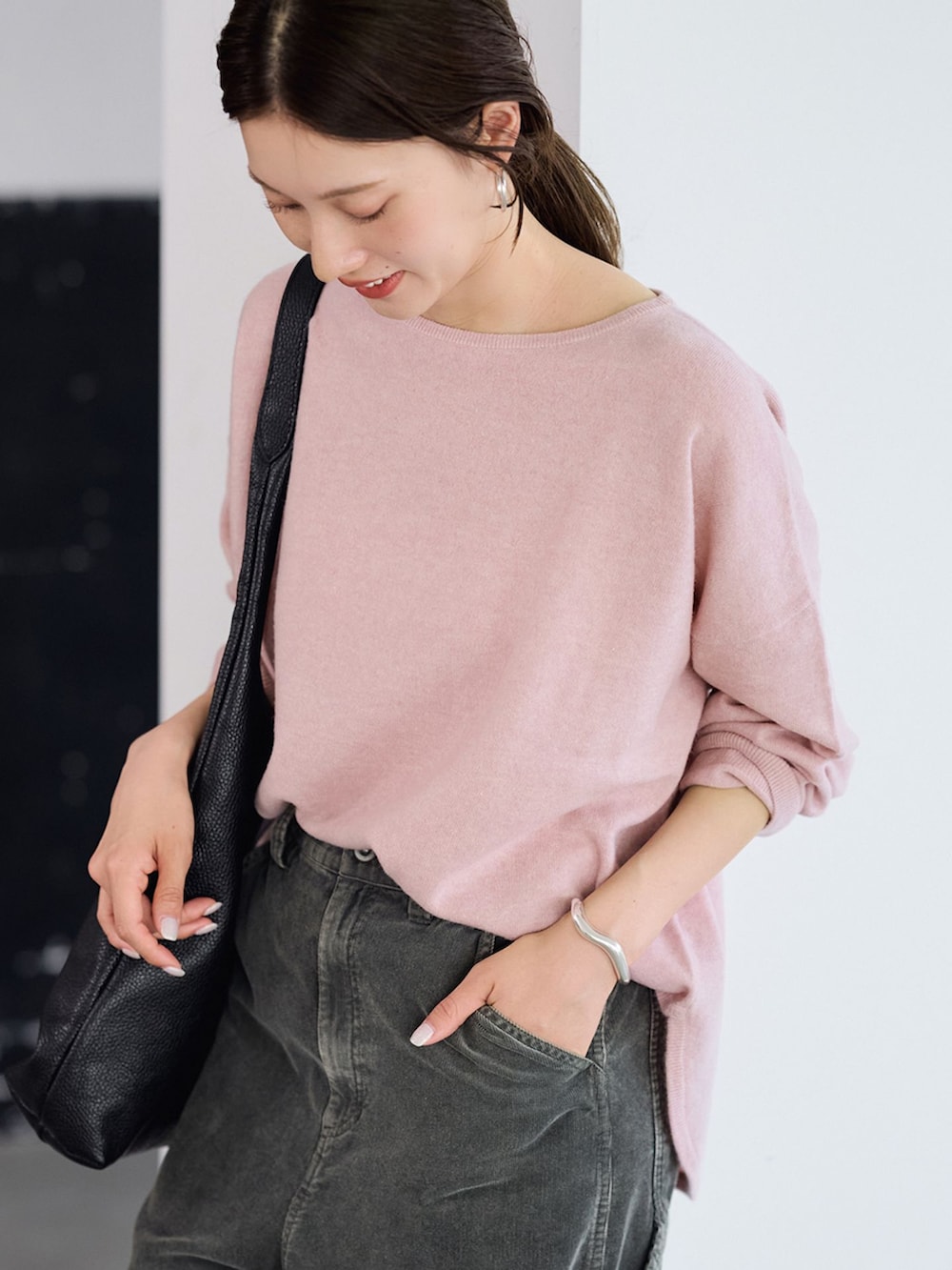 グリーン系のその他パンツ、レッド系のニット/セーター、ブラック系のトートバッグを着用したレディースの夏コーディネートの7枚目の写真