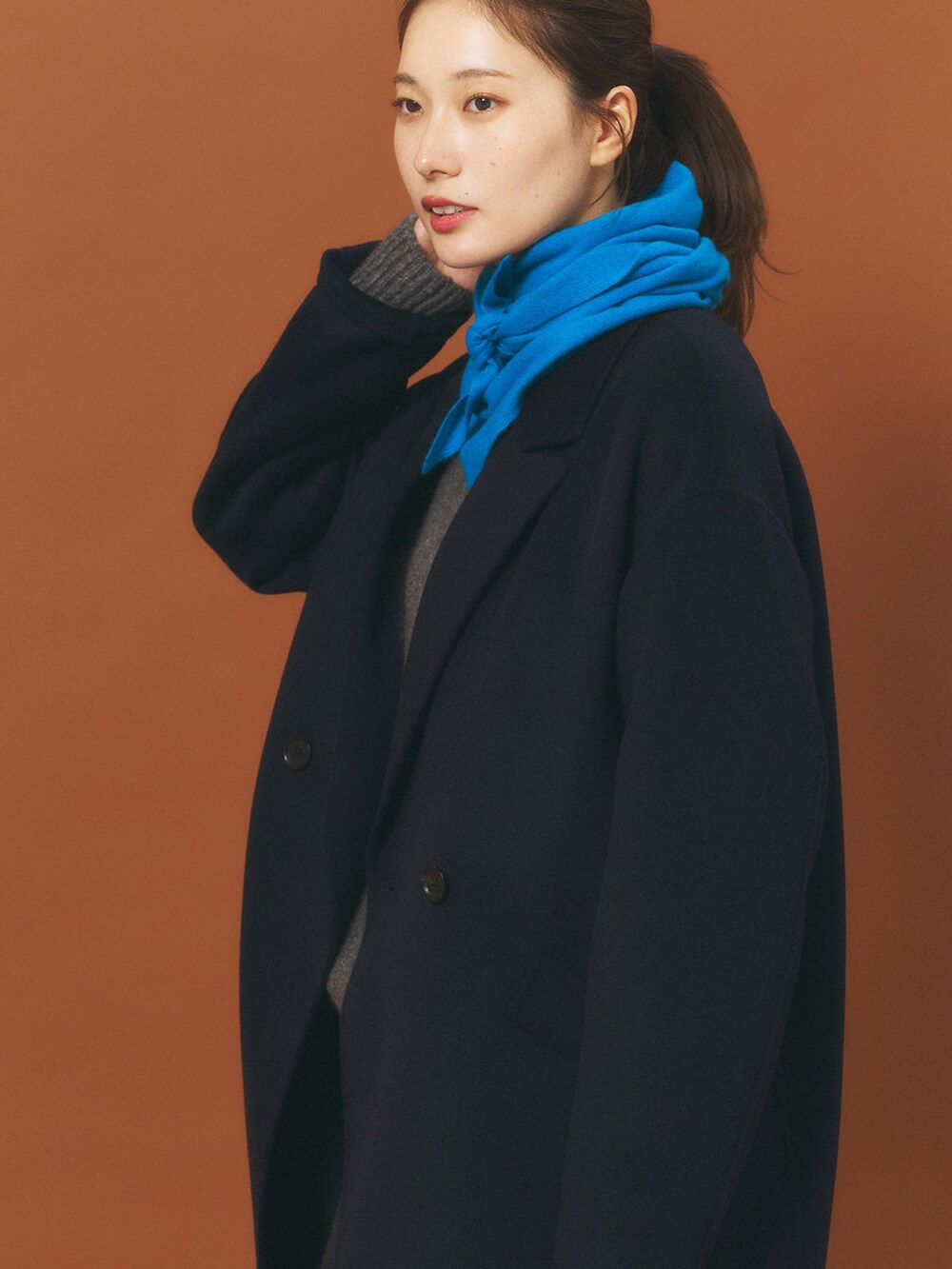 グレー系のその他パンツ、グレー系のニット/セーター、ブラック系のその他シューズを着用したレディースの冬コーディネートの3枚目の写真