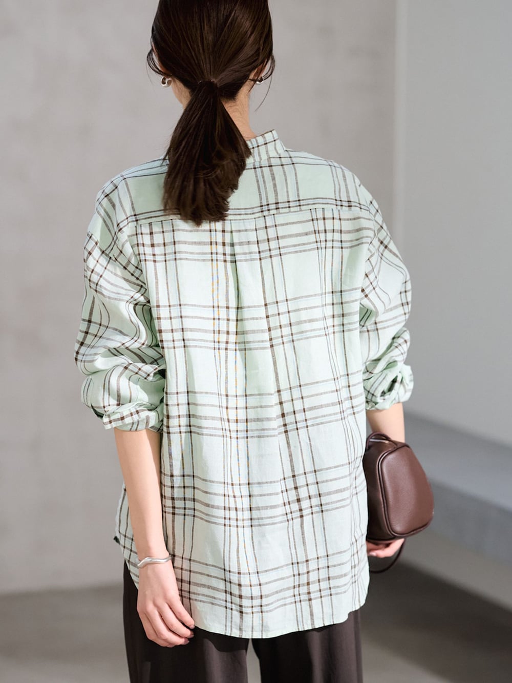 ブラウン系のその他パンツ、グリーン系のシャツ/ブラウスを着用したレディースの冬コーディネートの5枚目の写真