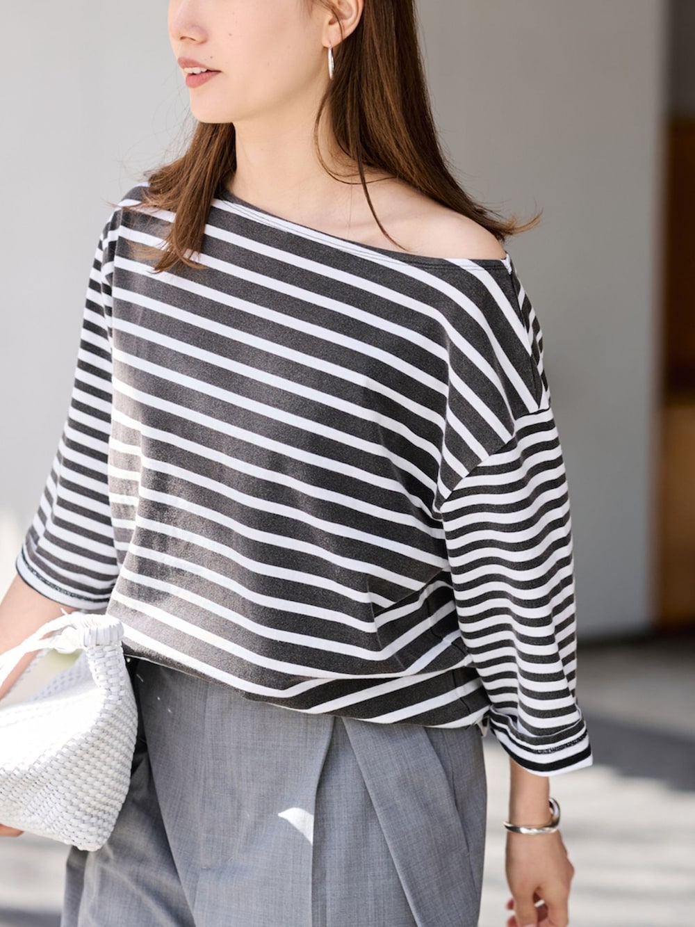 グレー系のスラックス、ブラック系のTシャツ/カットソーを着用したレディースの春コーディネートの4枚目の写真