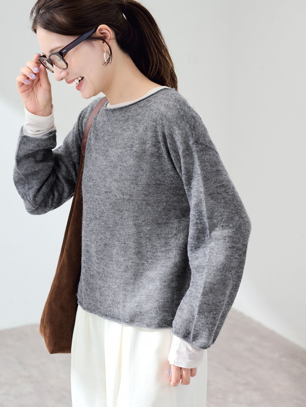 ホワイト系のTシャツ/カットソー、グレー系のニット/セーター、ブラウン系のトートバッグを着用したレディースの夏コーディネートの5枚目の写真