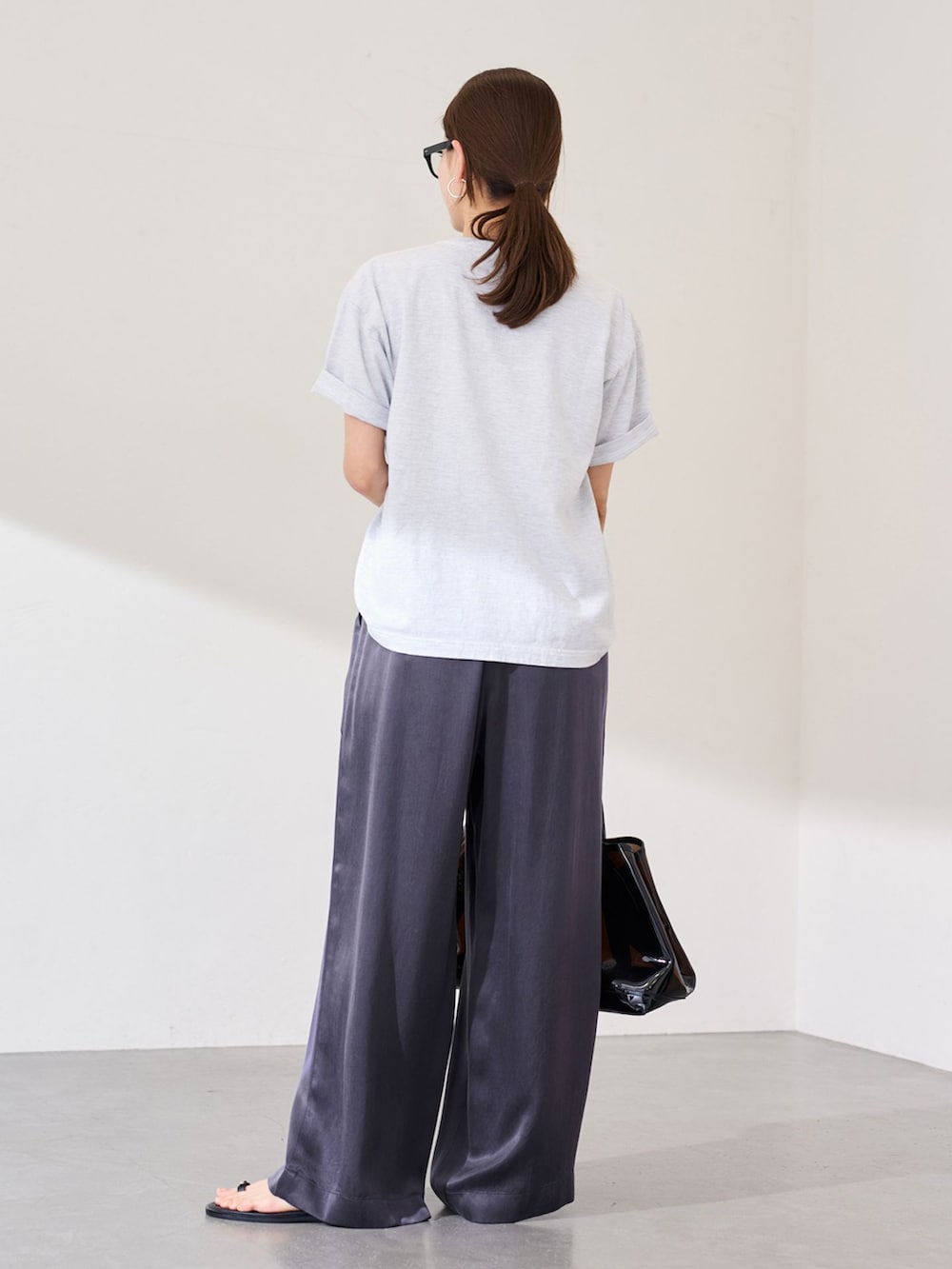 グレー系のその他パンツ、グレー系のTシャツ/カットソーを着用したレディースの春コーディネートの3枚目の写真