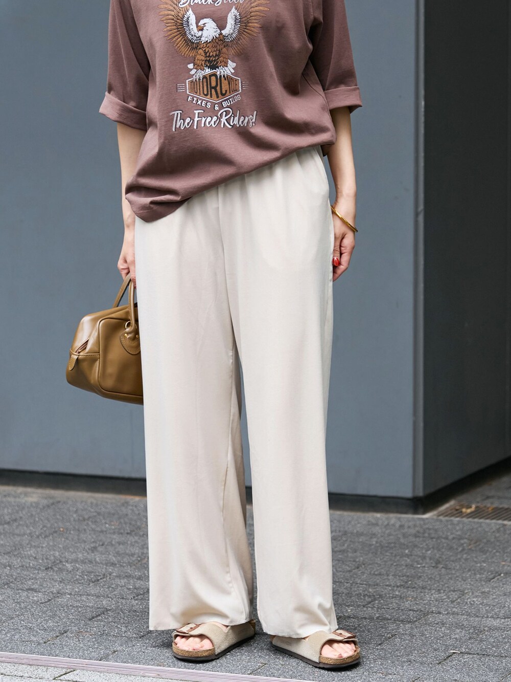 ホワイト系のその他パンツ、ブラウン系のTシャツ/カットソー、ブラウン系のショルダーバッグを着用したレディースの夏コーディネートの4枚目の写真