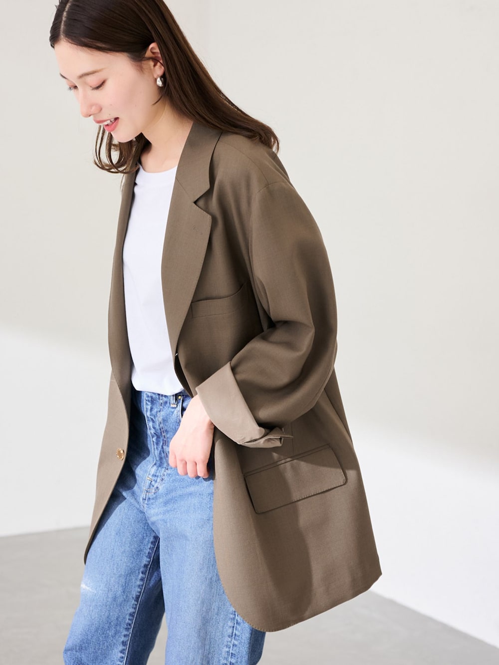 ブラウン系のその他シューズ、ブラウン系のその他アウター、ブルー系のデニムパンツを着用したレディースの冬コーディネートの4枚目の写真