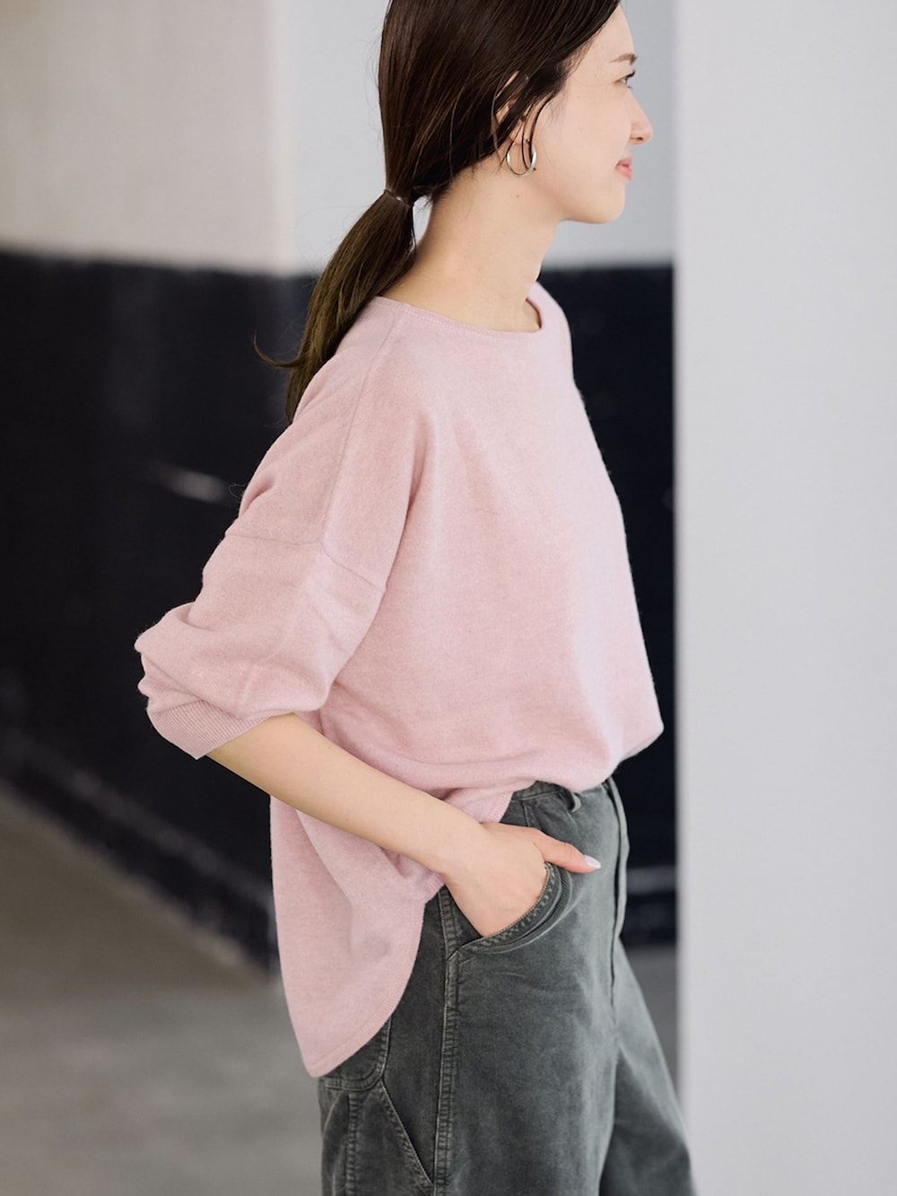 グリーン系のその他パンツ、レッド系のニット/セーター、ブラック系のトートバッグを着用したレディースの夏コーディネートの6枚目の写真