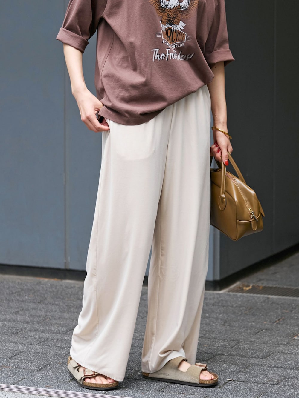 ホワイト系のその他パンツ、ブラウン系のTシャツ/カットソー、ブラウン系のショルダーバッグを着用したレディースの夏コーディネートの5枚目の写真