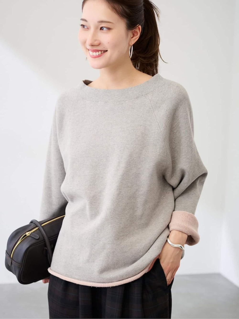 ブラウン系のその他パンツ、グレー系のスウェット、ブラック系のボストンバッグを着用したレディースの冬コーディネートの5枚目の写真