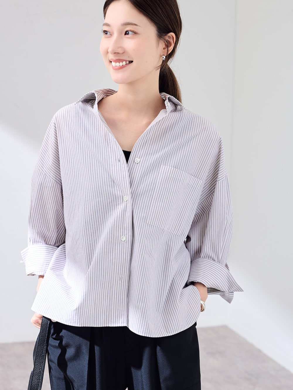ブラック系のその他パンツ、パープル系のシャツ/ブラウス、ブラック系のショルダーバッグを着用したレディースの夏コーディネートの4枚目の写真