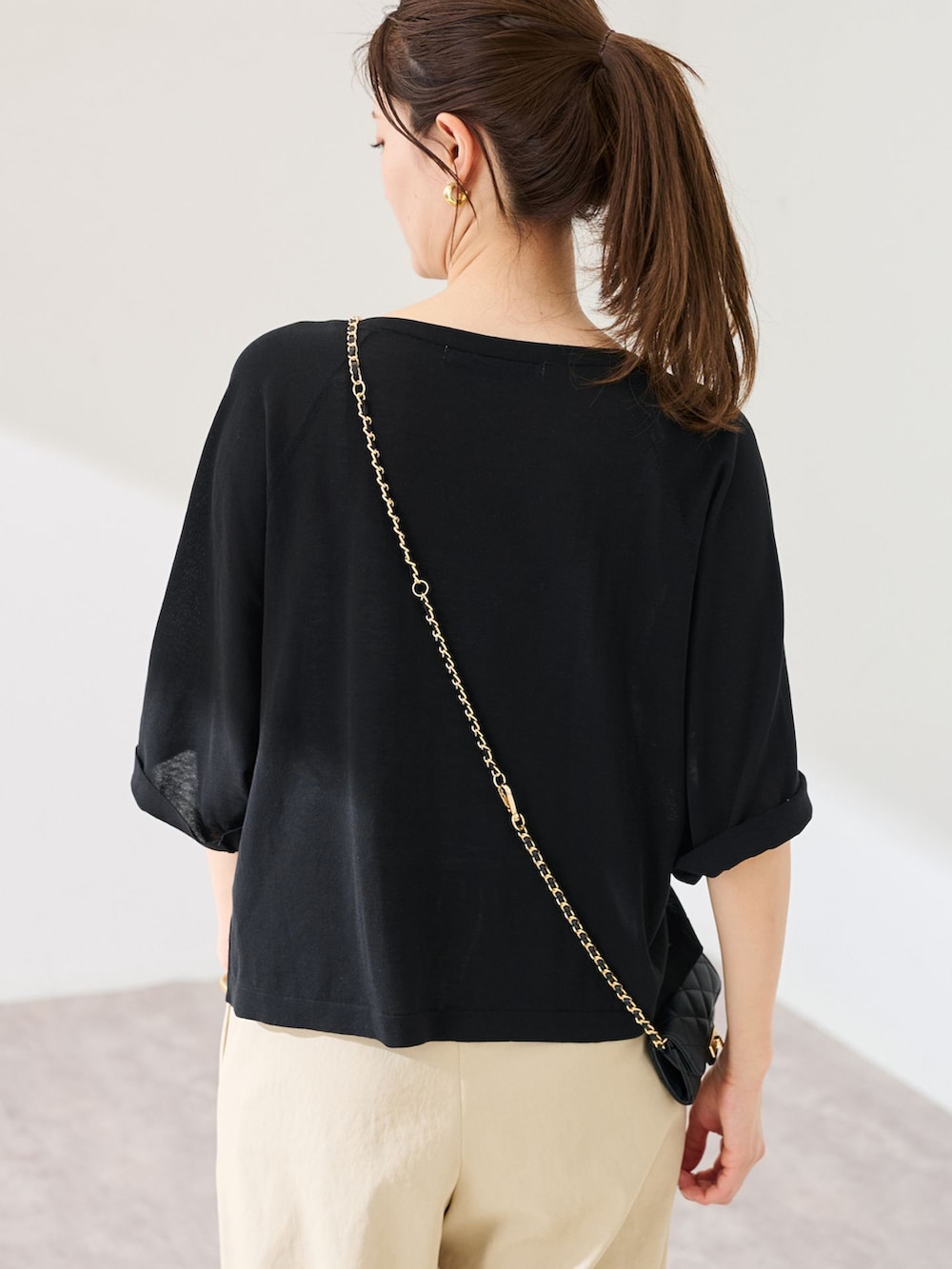 ベージュ系のその他パンツ、ブラック系のニット/セーターを着用したレディースの春コーディネートの7枚目の写真