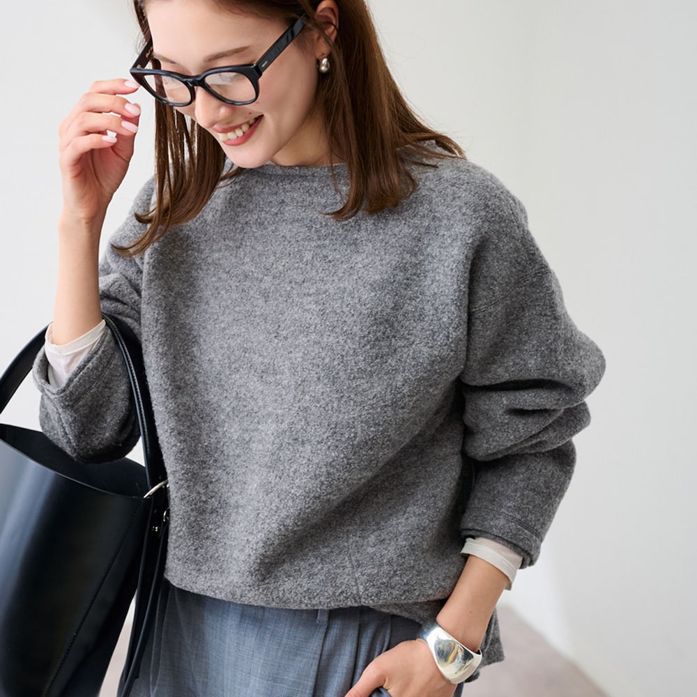 グレー系のスラックス、グレー系のTシャツ/カットソーを着用したレディースの冬コーディネートの4枚目の写真