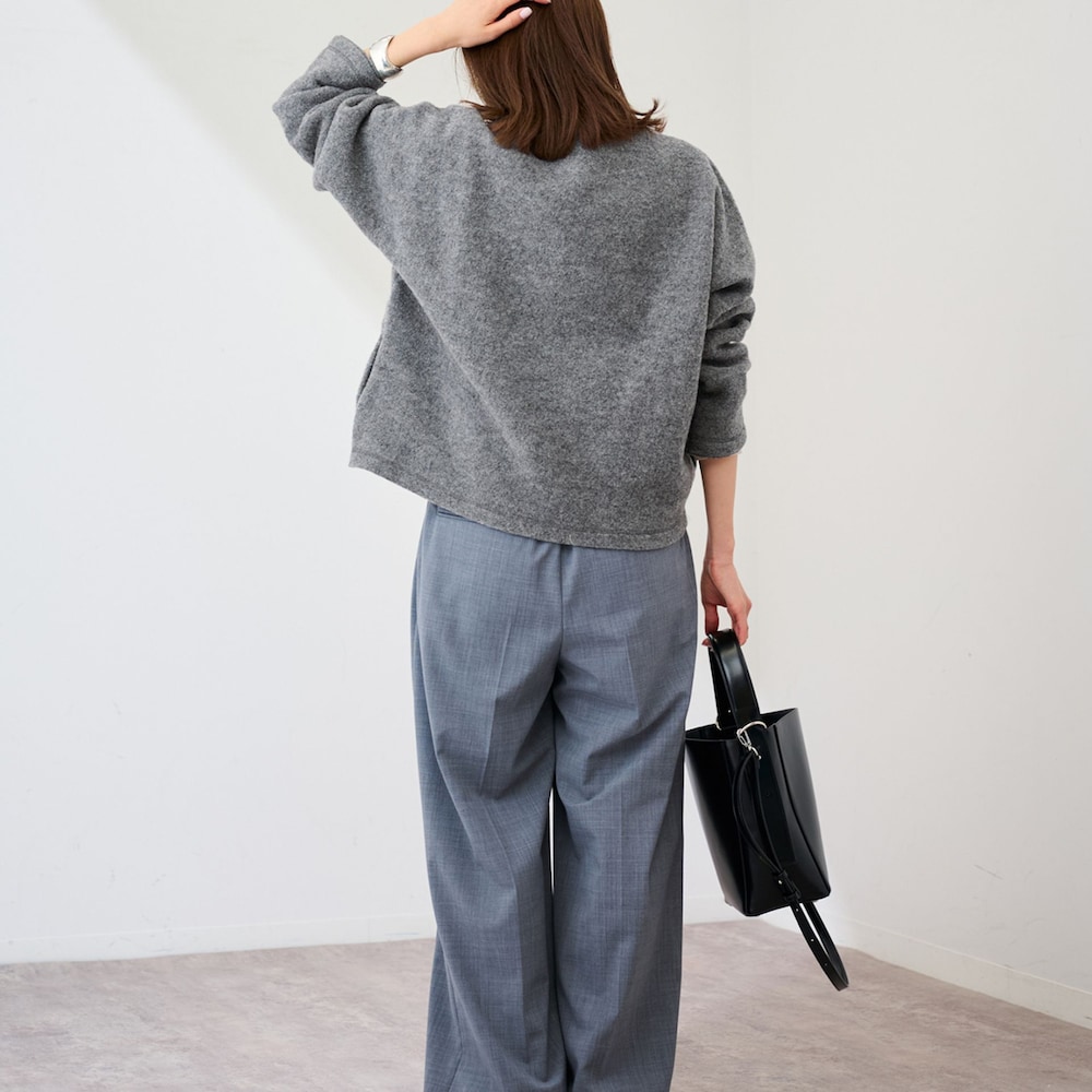 グレー系のスラックス、グレー系のTシャツ/カットソーを着用したレディースの冬コーディネートの3枚目の写真