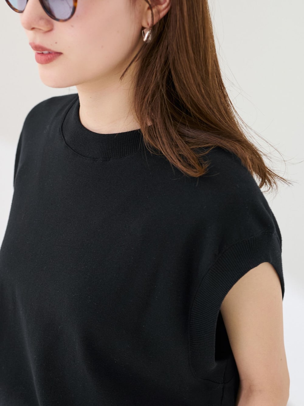 ブルー系のその他パンツ、ブラック系のTシャツ/カットソー、ブラック系のハンドバッグを着用したレディースの春コーディネートの9枚目の写真