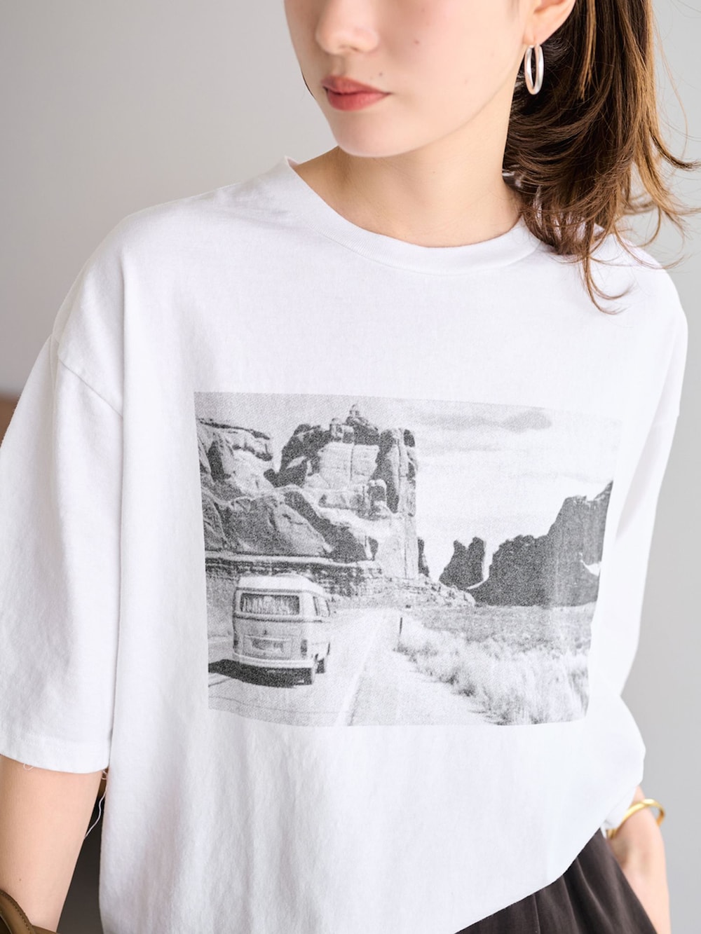 ブラウン系のその他パンツ、ホワイト系のTシャツ/カットソーを着用したレディースの春コーディネートの8枚目の写真