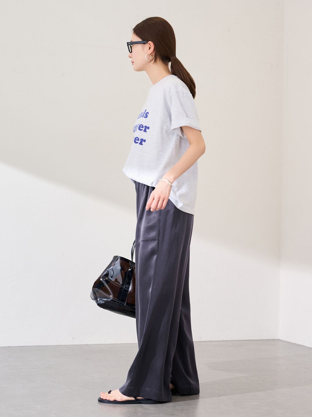 グレー系のその他パンツ、グレー系のTシャツ/カットソーを着用したレディースの春コーディネートの2枚目の写真