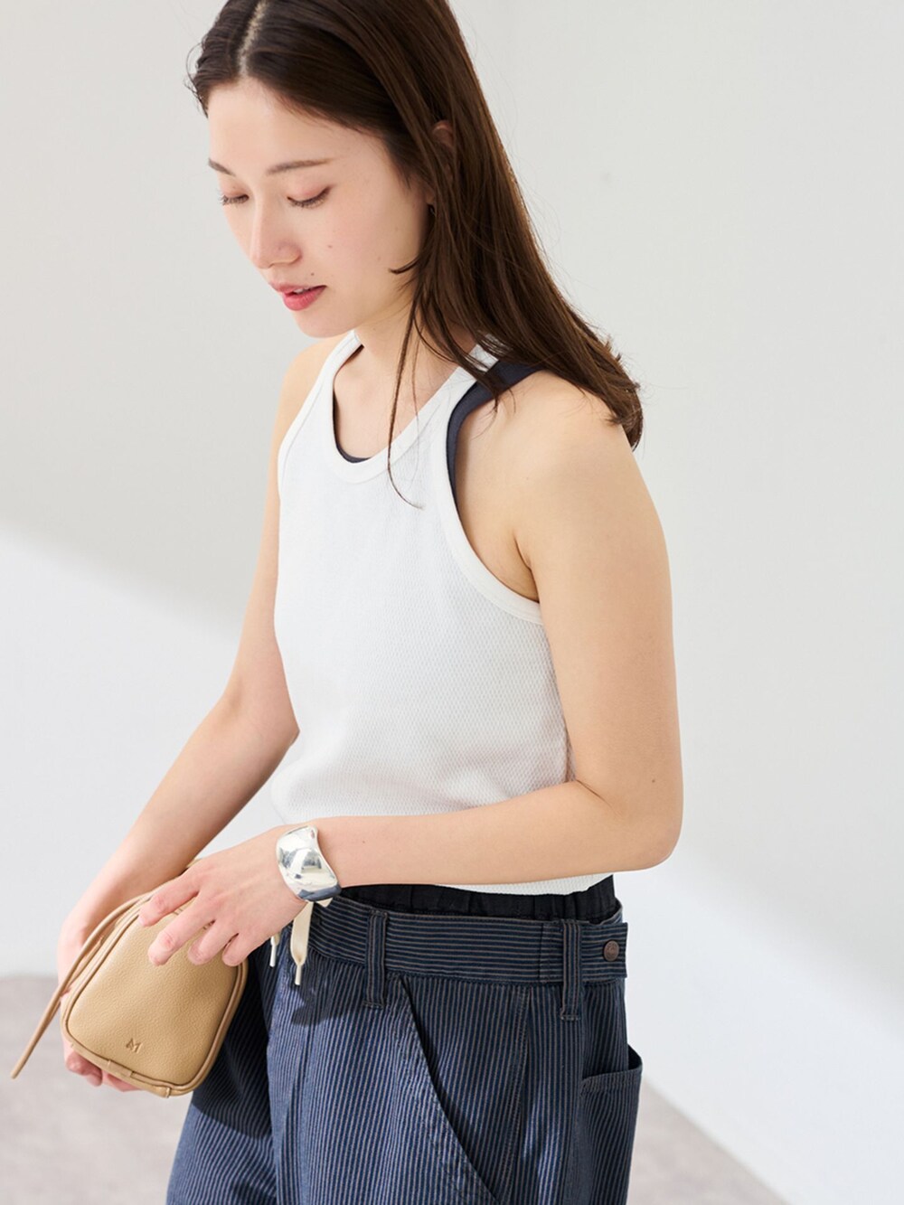 ブラック系のその他パンツ、ホワイト系のタンクトップ、グレー系のタンクトップを着用したレディースの冬コーディネートの4枚目の写真