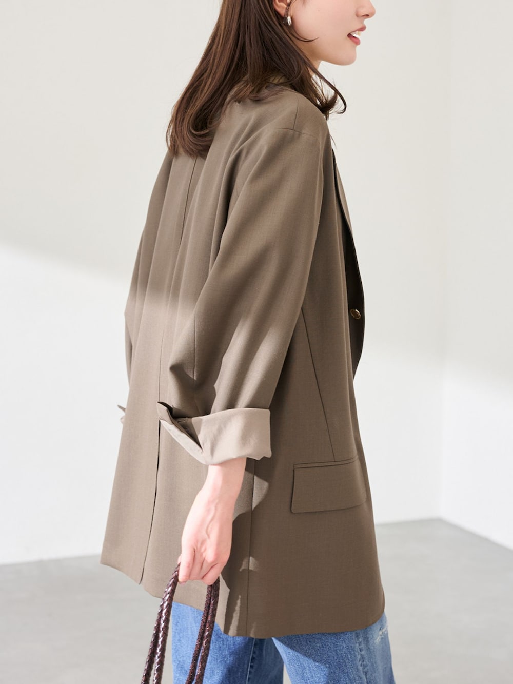 ブラウン系のその他シューズ、ブラウン系のその他アウター、ブルー系のデニムパンツを着用したレディースの冬コーディネートの5枚目の写真