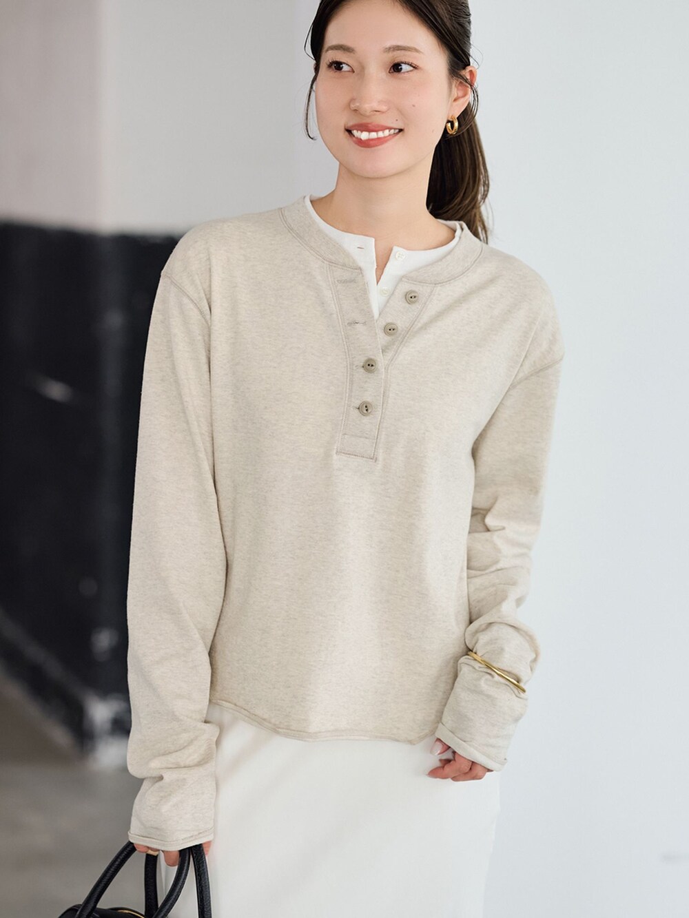 ホワイト系のTシャツ/カットソー、ブラック系のボストンバッグ、ベージュ系のその他シューズを着用したレディースの夏コーディネートの5枚目の写真