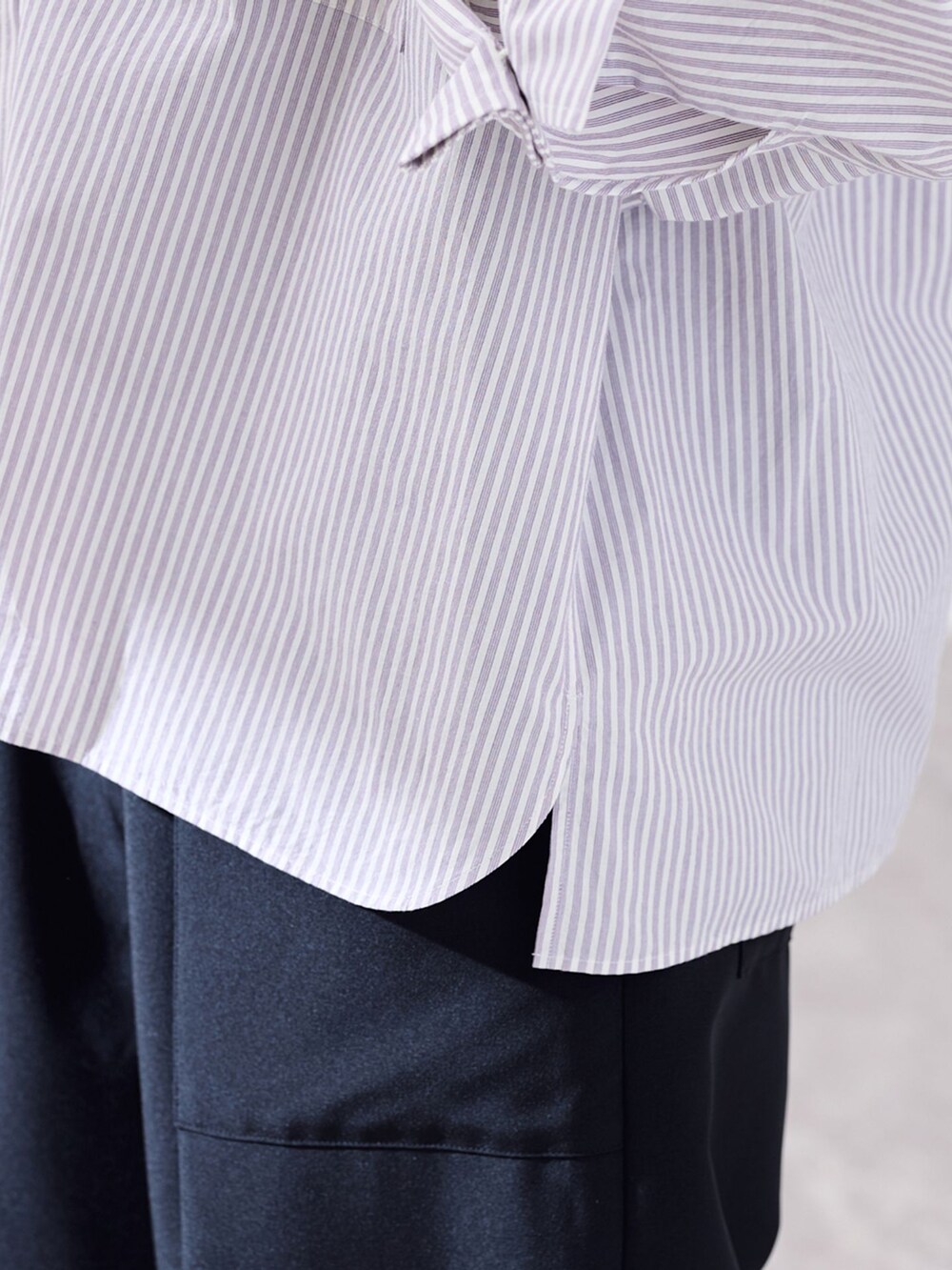 ブラック系のその他パンツ、パープル系のシャツ/ブラウス、ブラック系のショルダーバッグを着用したレディースの夏コーディネートの9枚目の写真