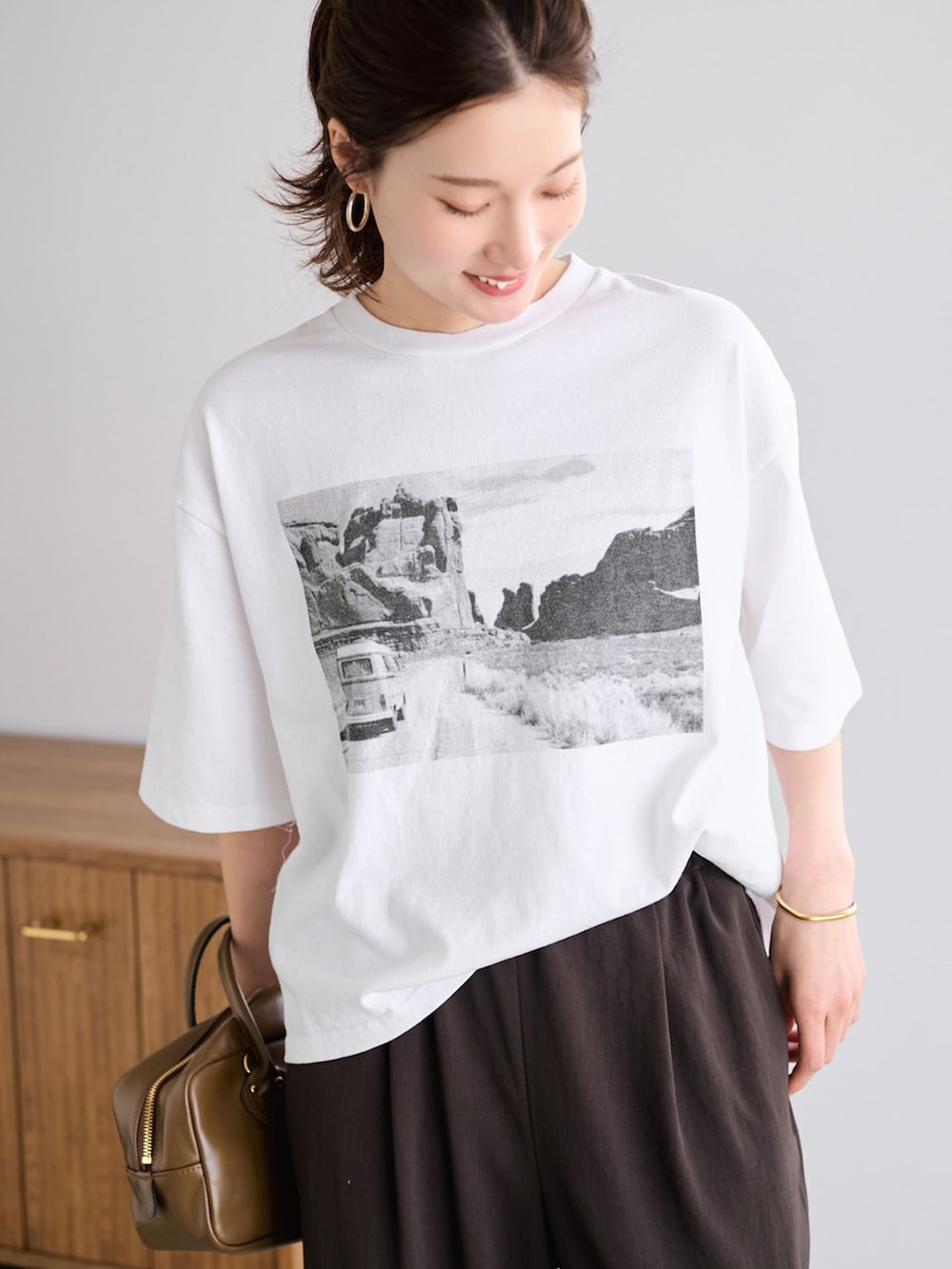 ブラウン系のその他パンツ、ホワイト系のTシャツ/カットソーを着用したレディースの春コーディネートの4枚目の写真