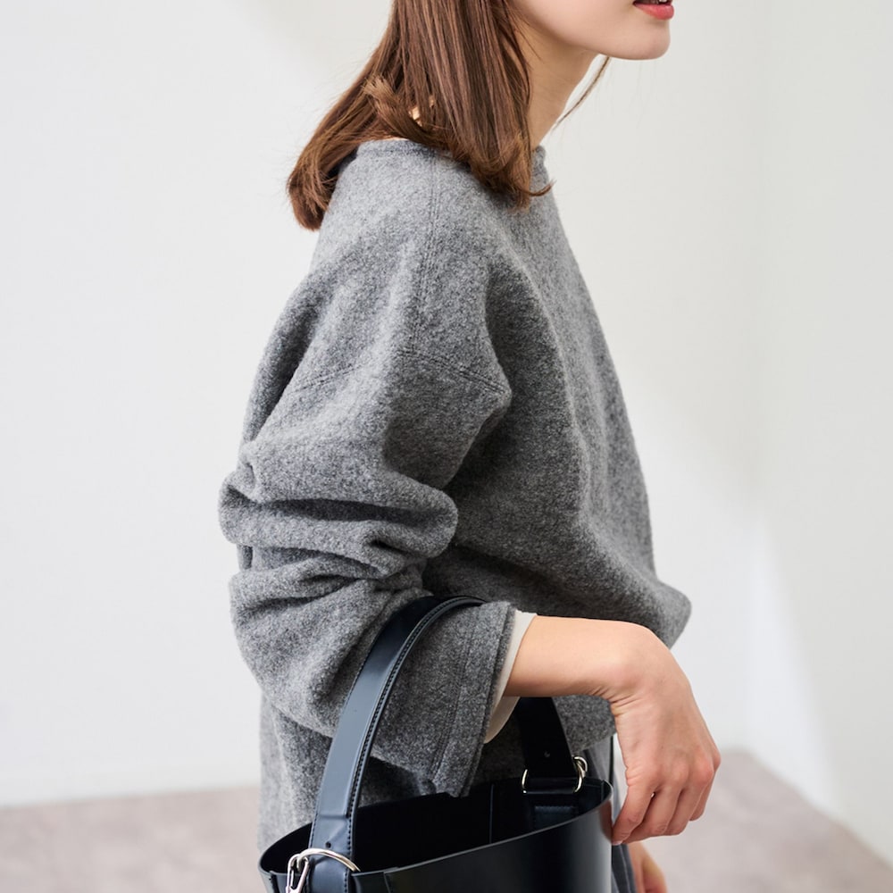 グレー系のスラックス、グレー系のTシャツ/カットソーを着用したレディースの冬コーディネートの6枚目の写真