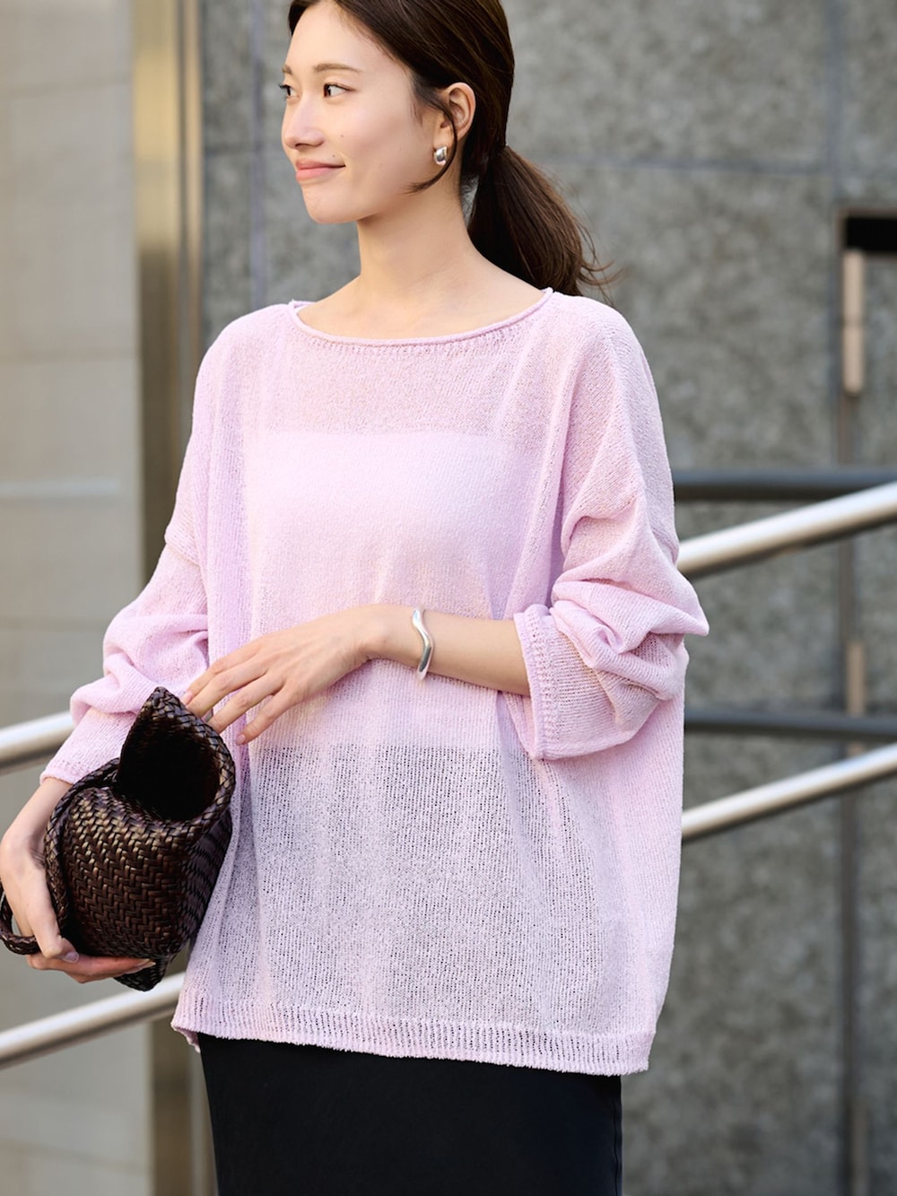 ブラック系のスカート、ピンク系のニット/セーターを着用したレディースの冬コーディネートの3枚目の写真