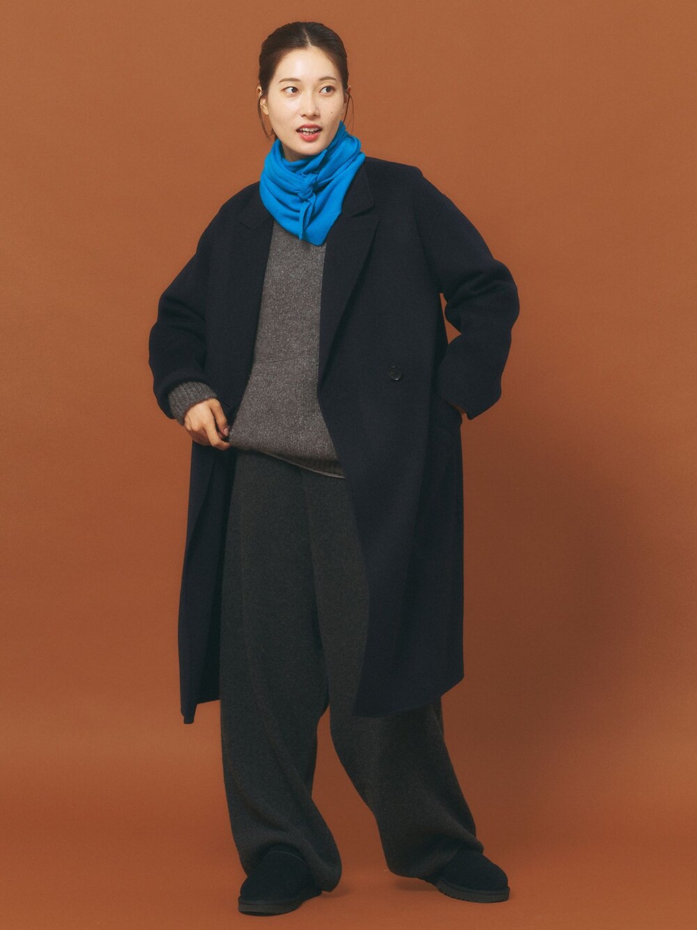 グレー系のその他パンツ、グレー系のニット/セーター、ブラック系のその他シューズを着用したレディースの冬コーディネートの2枚目の写真