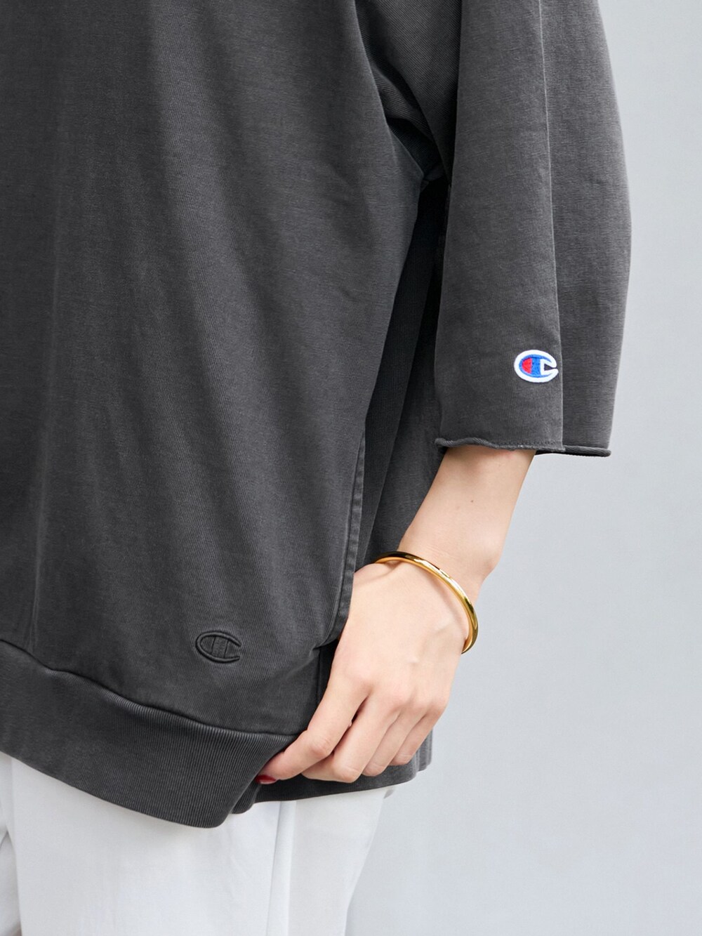 ホワイト系のその他パンツ、ブラック系のTシャツ/カットソー、ブラック系のショルダーバッグを着用したレディースの夏コーディネートの8枚目の写真