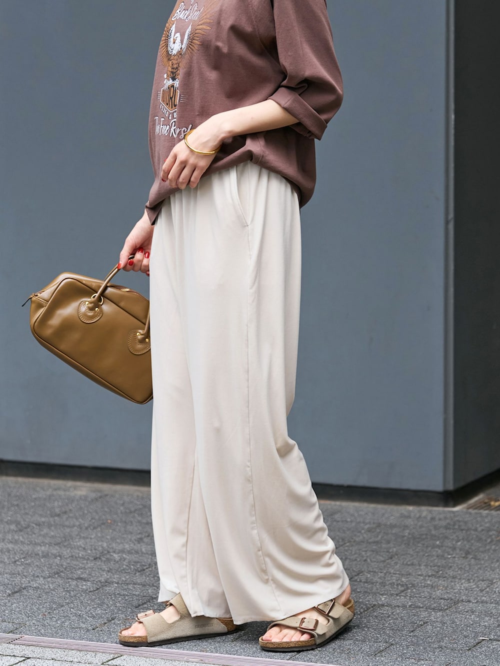 ホワイト系のその他パンツ、ブラウン系のTシャツ/カットソー、ブラウン系のショルダーバッグを着用したレディースの夏コーディネートの6枚目の写真