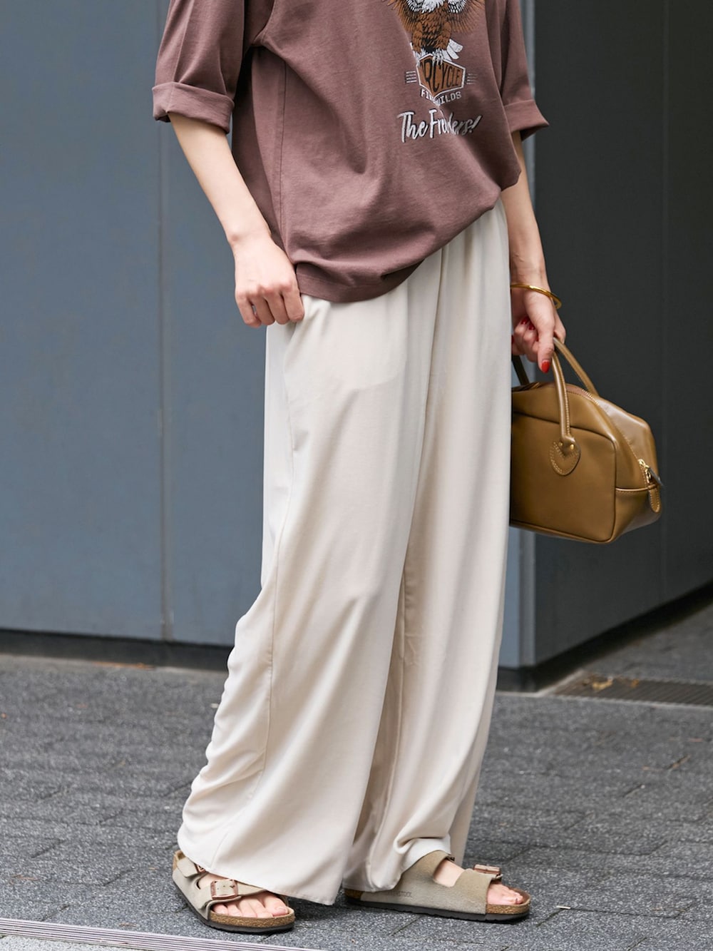 ホワイト系のその他パンツ、ブラウン系のTシャツ/カットソー、ブラウン系のショルダーバッグを着用したレディースの夏コーディネートの7枚目の写真