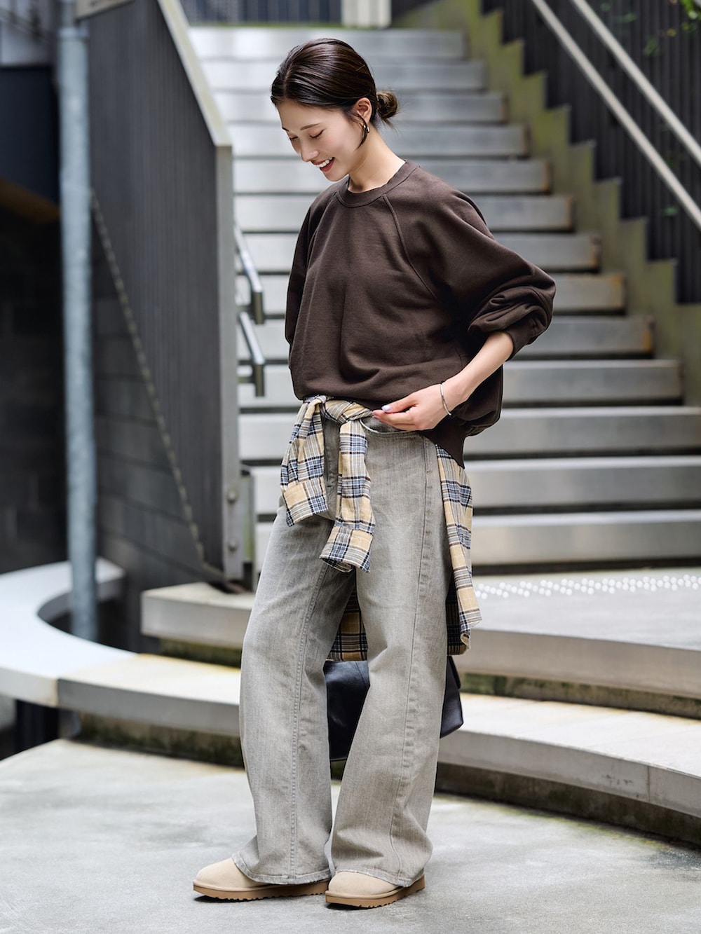 ベージュ系のシャツ/ブラウス、ブラウン系のスウェット、ブラック系のショルダーバッグを着用したレディースの秋コーディネートの2枚目の写真