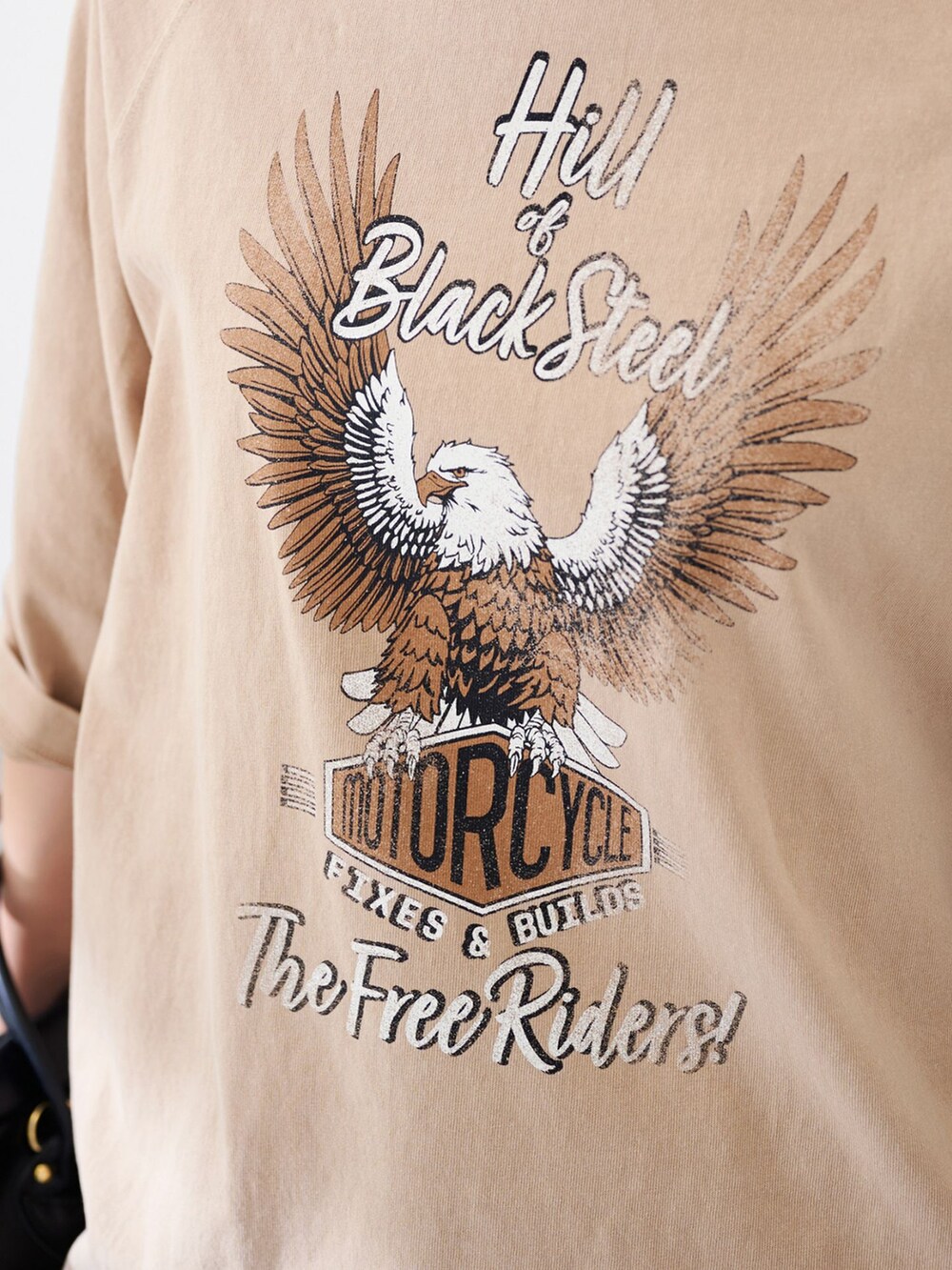 ブラック系のスカート、ベージュ系のTシャツ/カットソー、ブラック系のショルダーバッグを着用したレディースの冬コーディネートの8枚目の写真