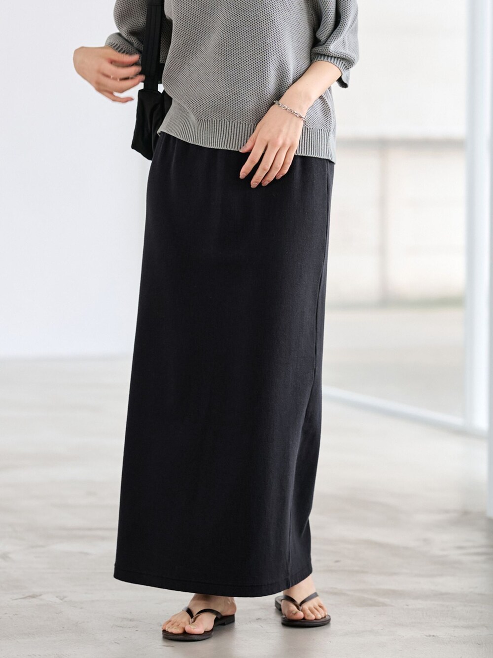 ブラック系のスカート、グリーン系のニット/セーターを着用したレディースの冬コーディネートの4枚目の写真