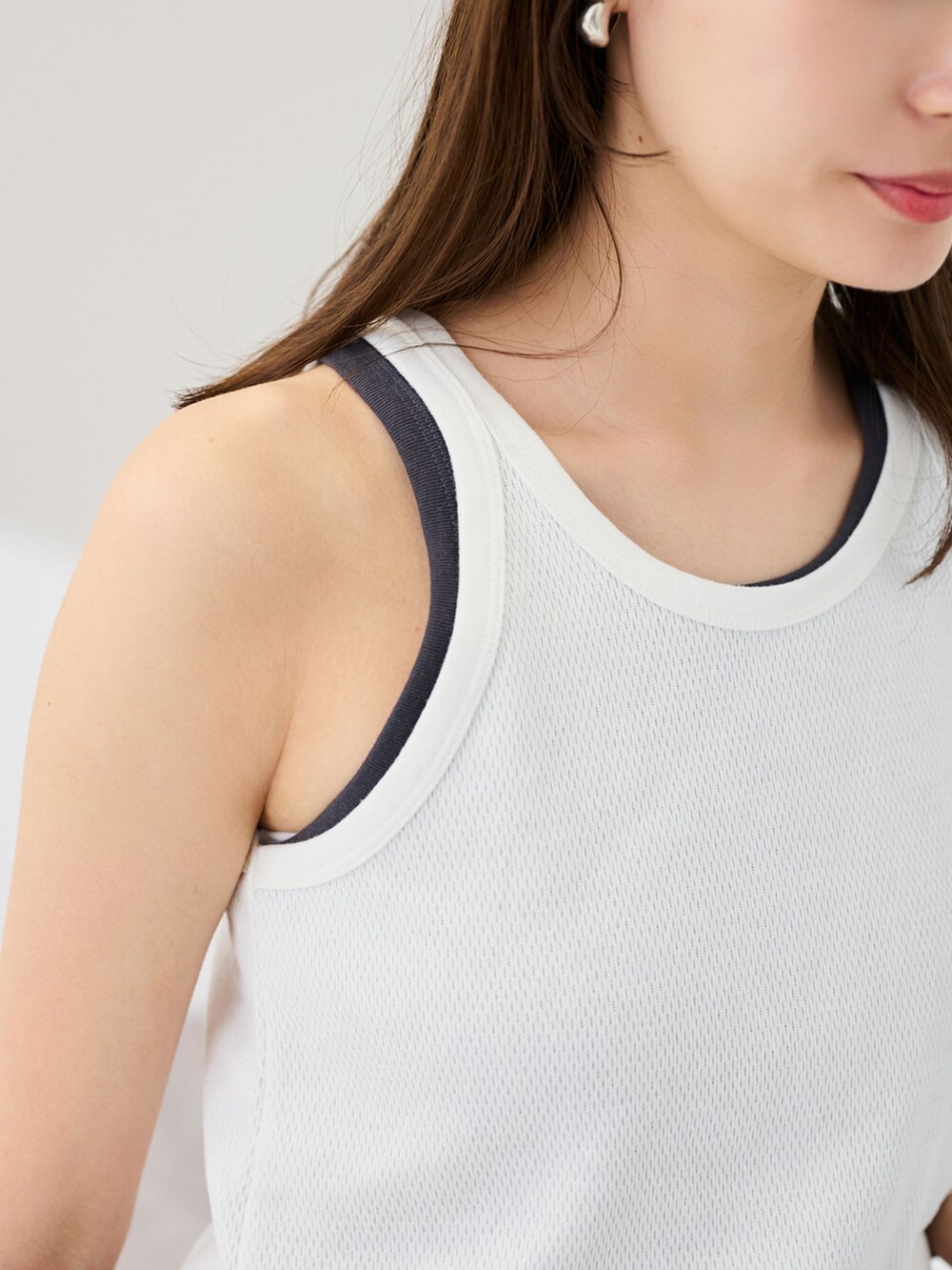 ブラック系のその他パンツ、ホワイト系のタンクトップ、グレー系のタンクトップを着用したレディースの冬コーディネートの8枚目の写真