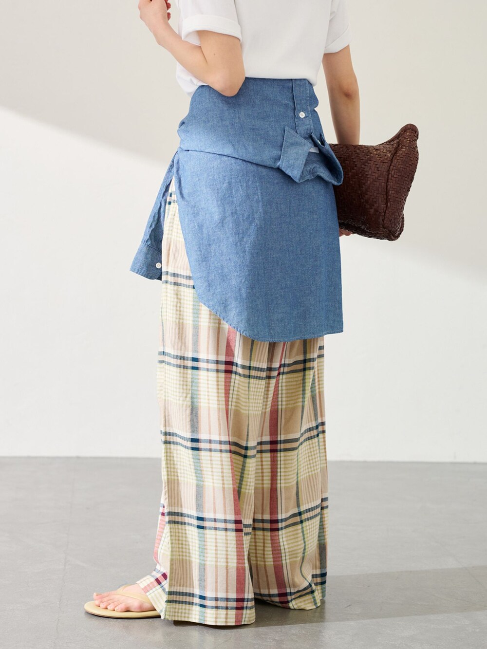 イエロー系のスラックス、ブルー系のシャツ/ブラウス、ホワイト系のTシャツ/カットソーを着用したレディースの春コーディネートの4枚目の写真