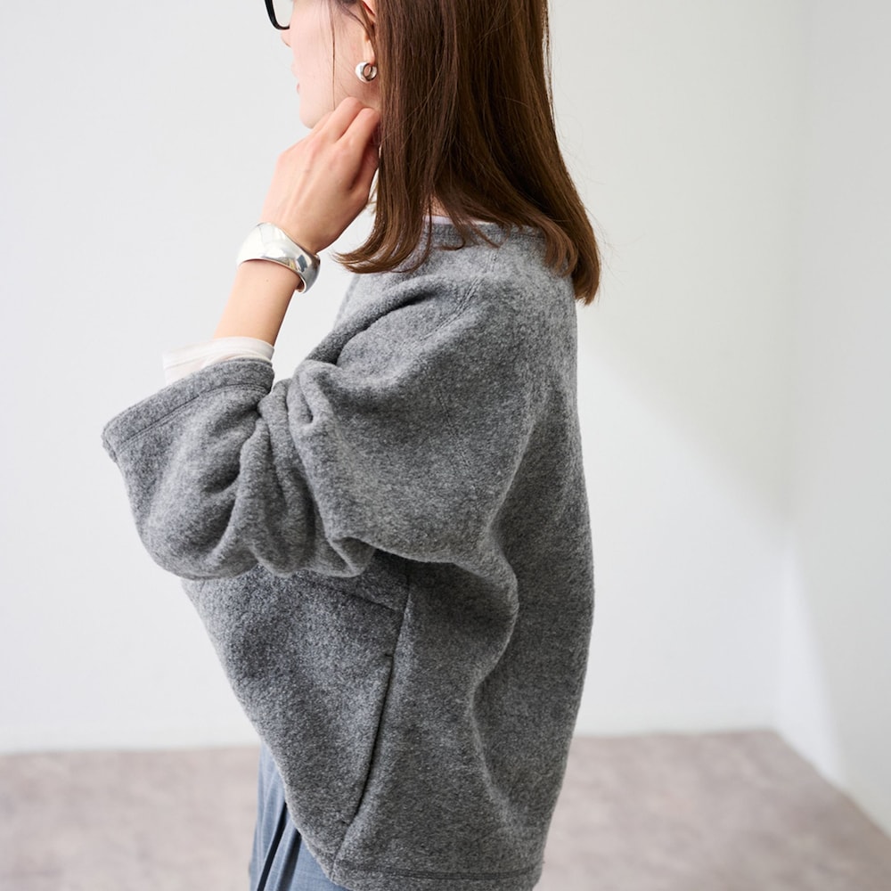 グレー系のスラックス、グレー系のTシャツ/カットソーを着用したレディースの冬コーディネートの7枚目の写真