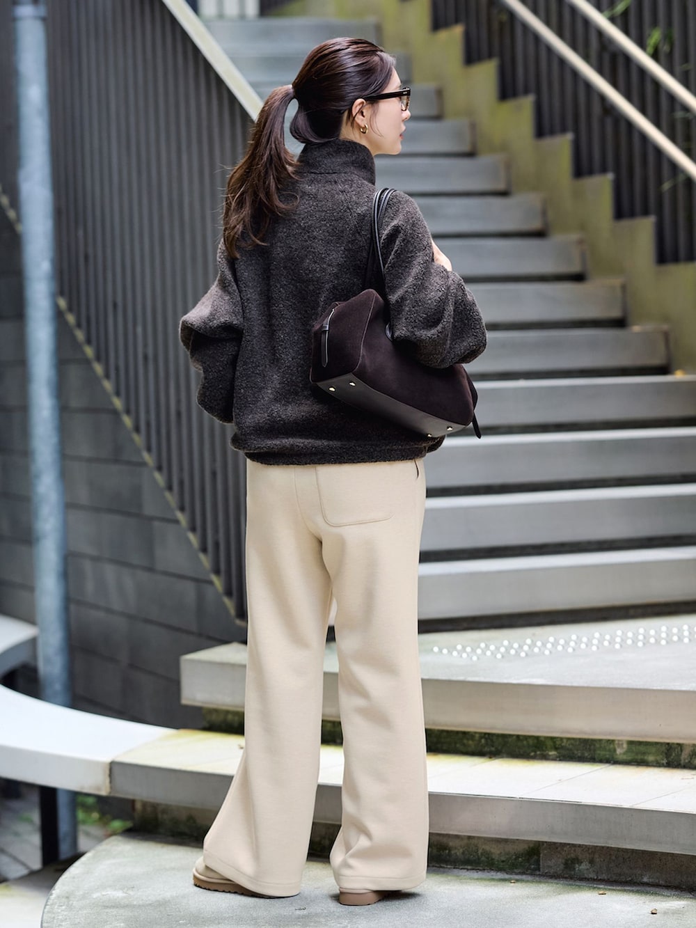 ベージュ系のその他パンツ、ブラウン系のボストンバッグを着用したレディースの秋コーディネートの3枚目の写真