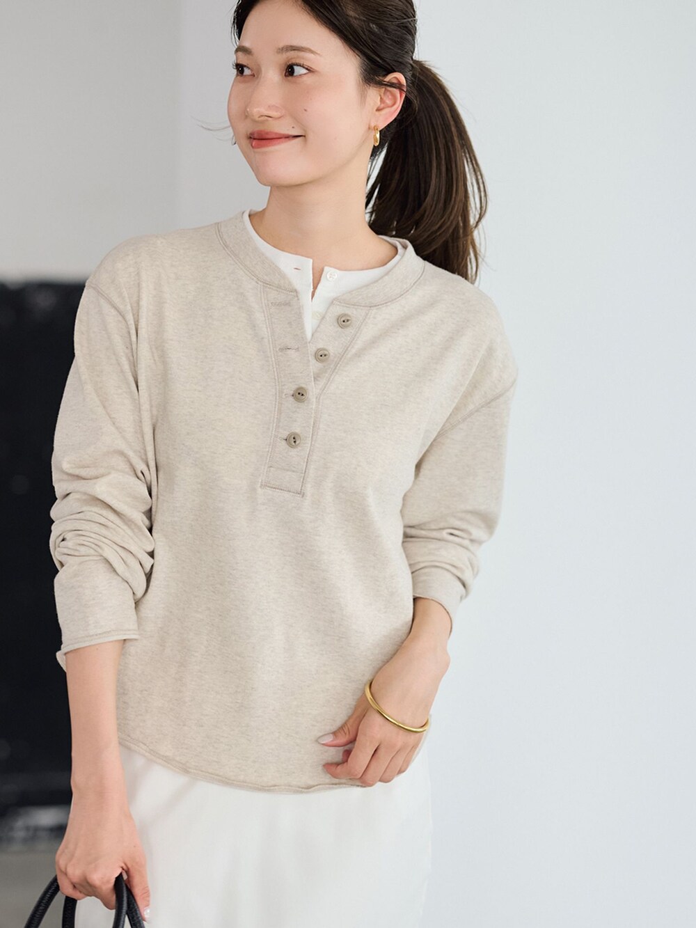 ホワイト系のTシャツ/カットソー、ブラック系のボストンバッグ、ベージュ系のその他シューズを着用したレディースの夏コーディネートの8枚目の写真