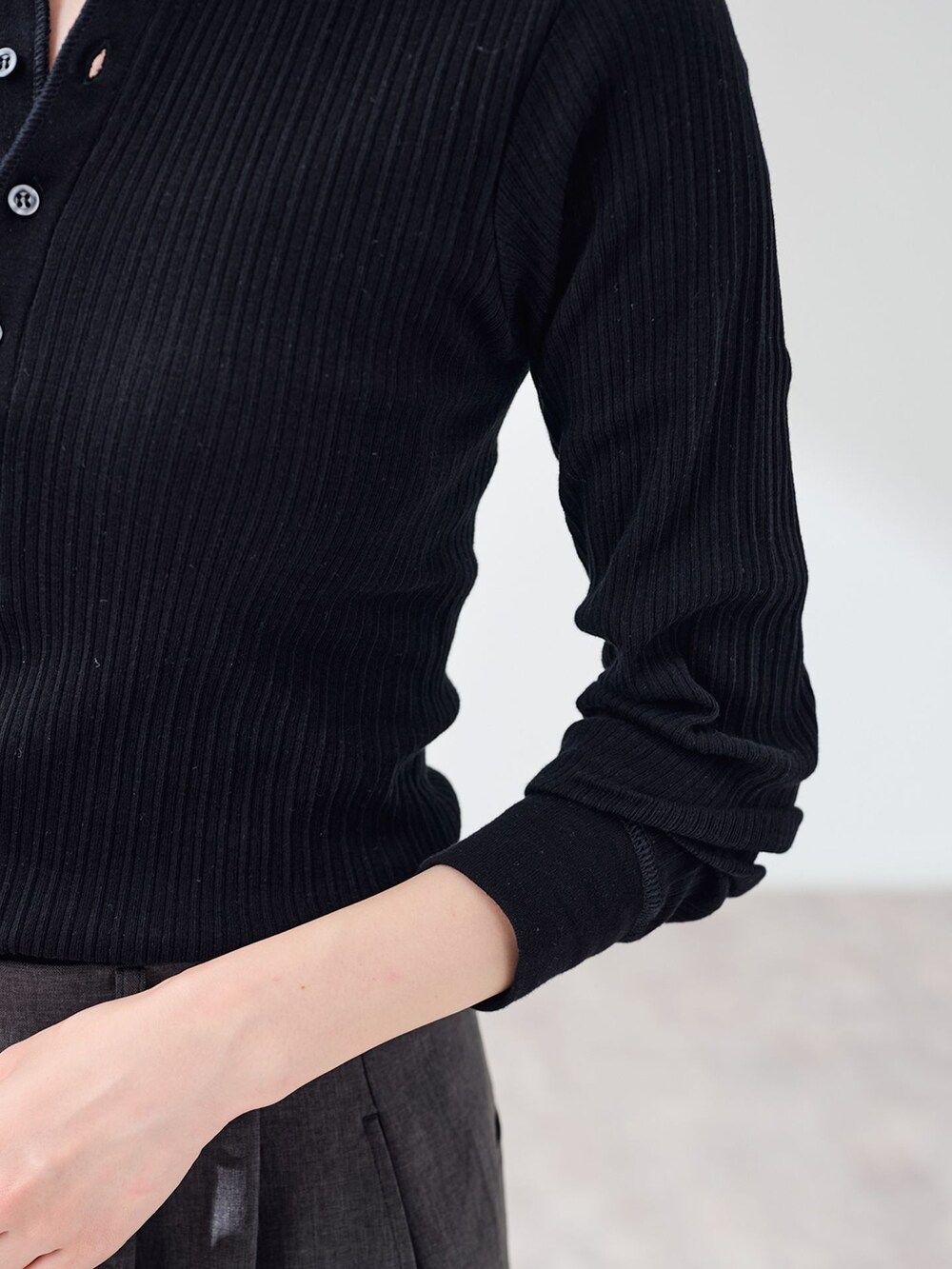 グレー系のその他パンツ、ブラック系のTシャツ/カットソーを着用したレディースの夏コーディネートの9枚目の写真
