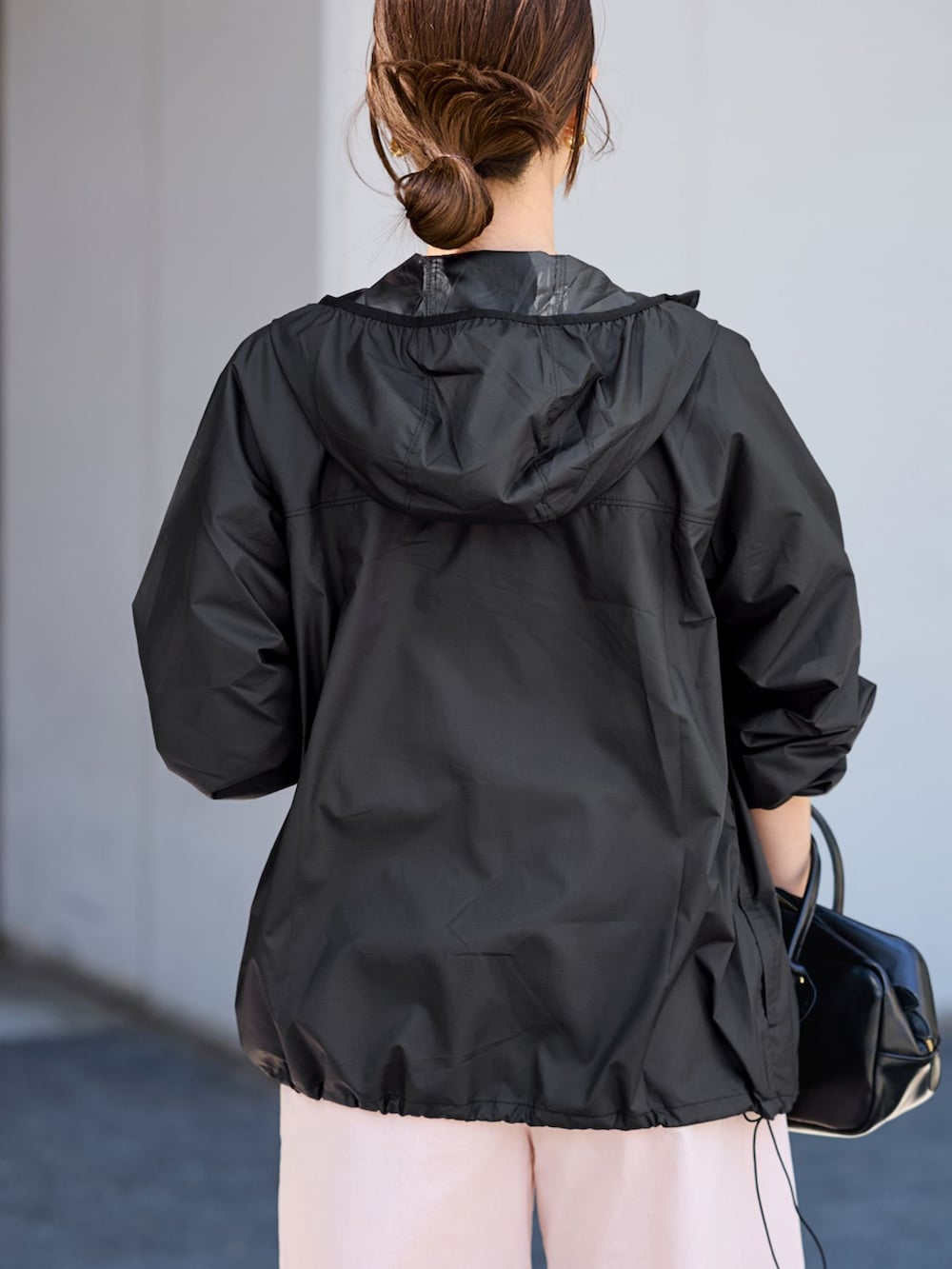 レッド系のその他パンツ、ブラック系のその他シューズを着用したレディースの春コーディネートの5枚目の写真